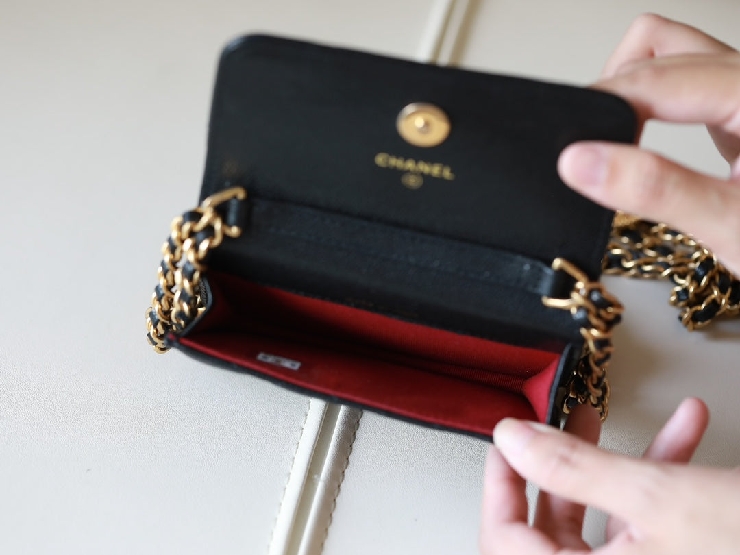 Sac ceinture en caviar matelassé noir, quincaillerie en or vieilli