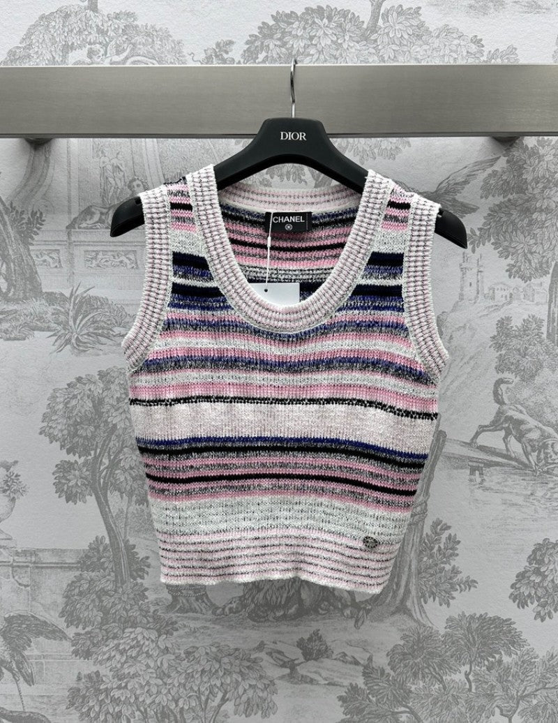 Gilet tricoté à rayures de couleurs dépareillées