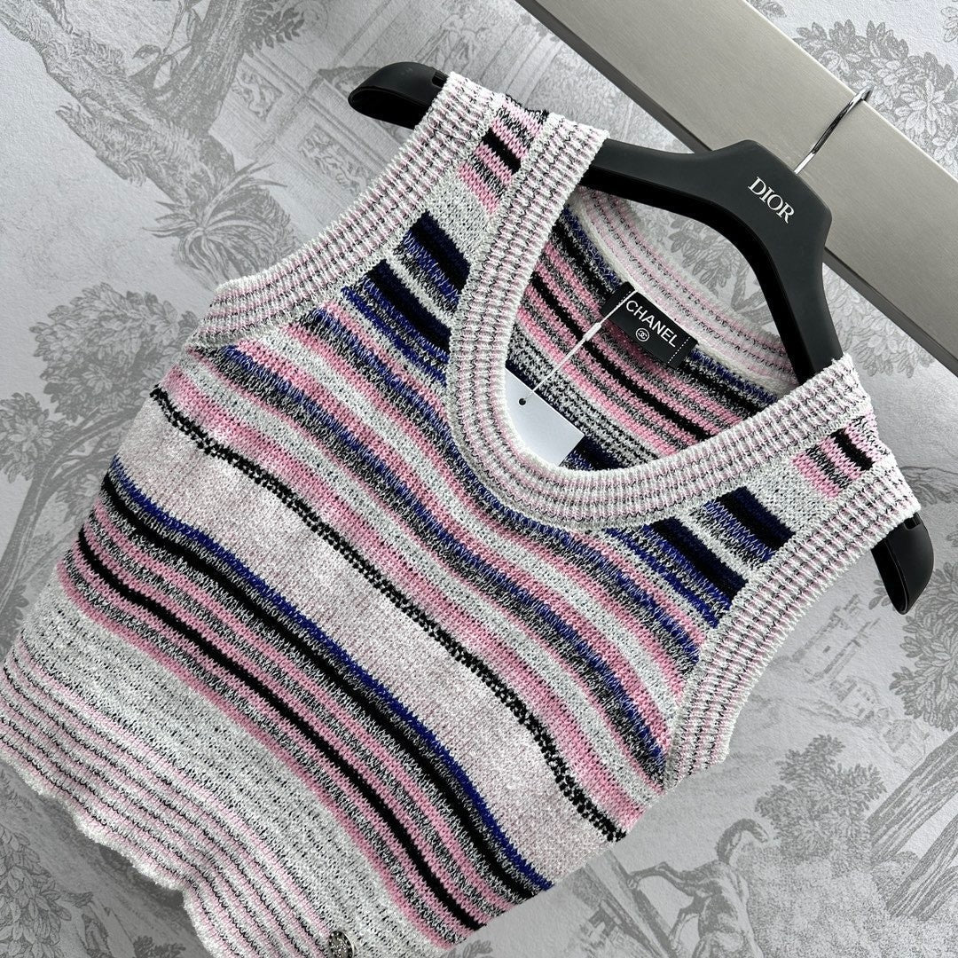 Gilet tricoté à rayures de couleurs dépareillées