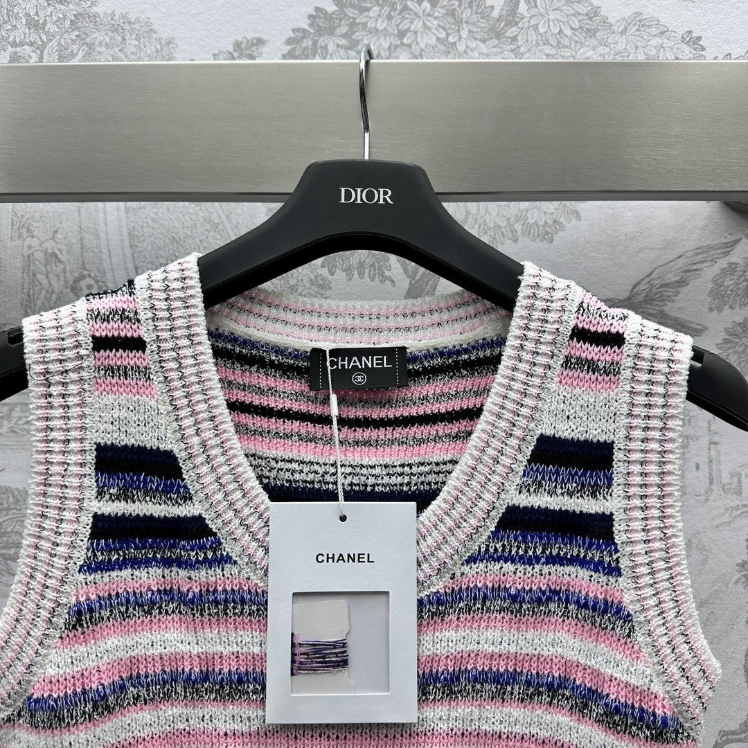 Gilet tricoté à rayures de couleurs dépareillées