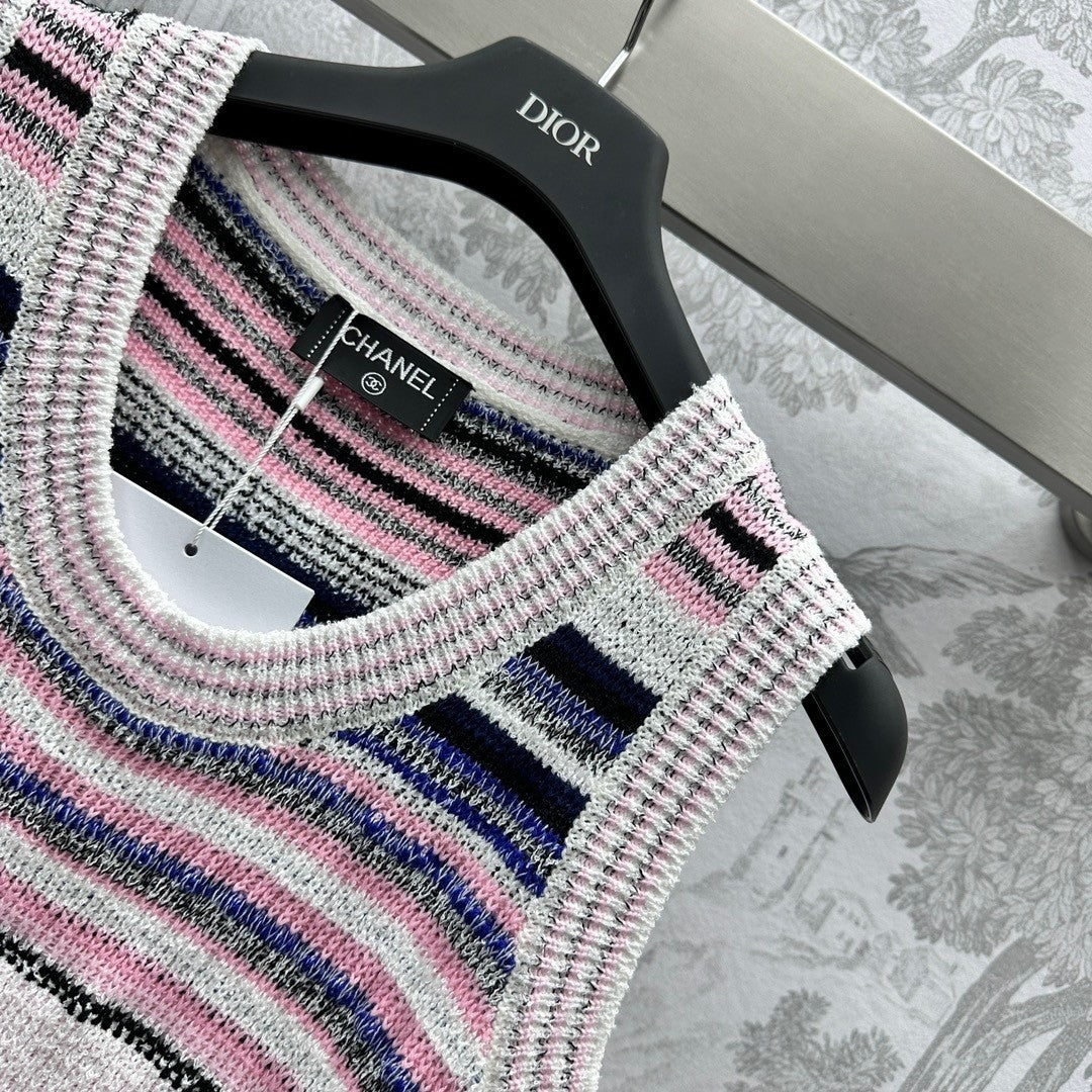Gilet tricoté à rayures de couleurs dépareillées