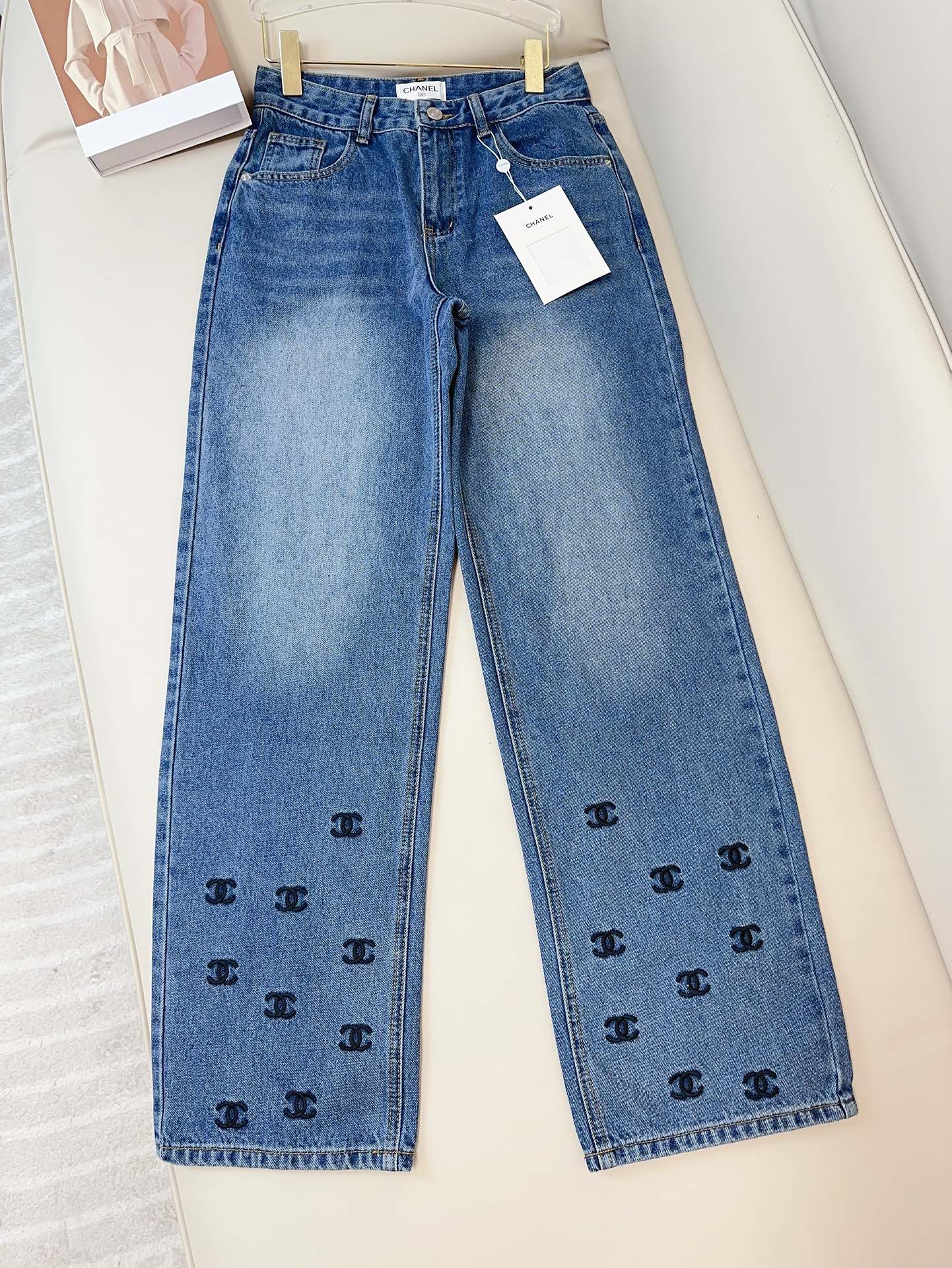 Jean large avec logo brodé dense sur l'ourlet