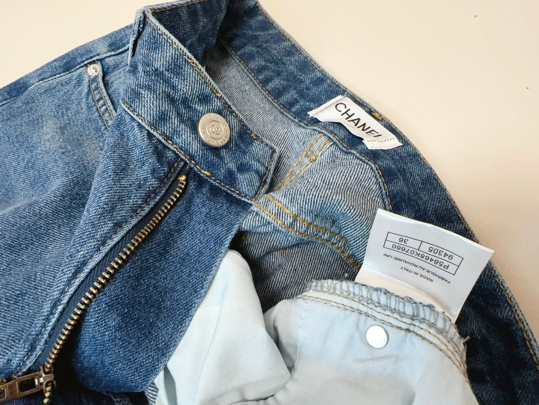 Jean large avec logo brodé dense sur l'ourlet