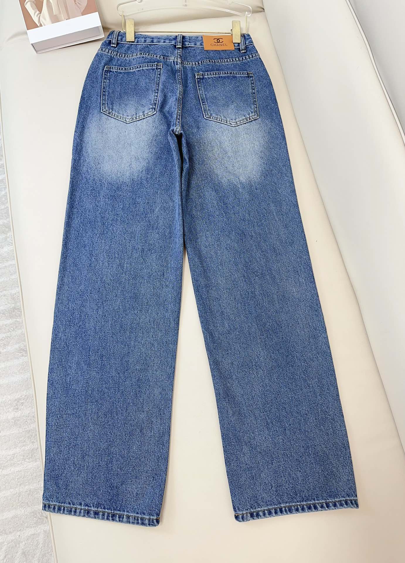 Jean large avec logo brodé dense sur l'ourlet
