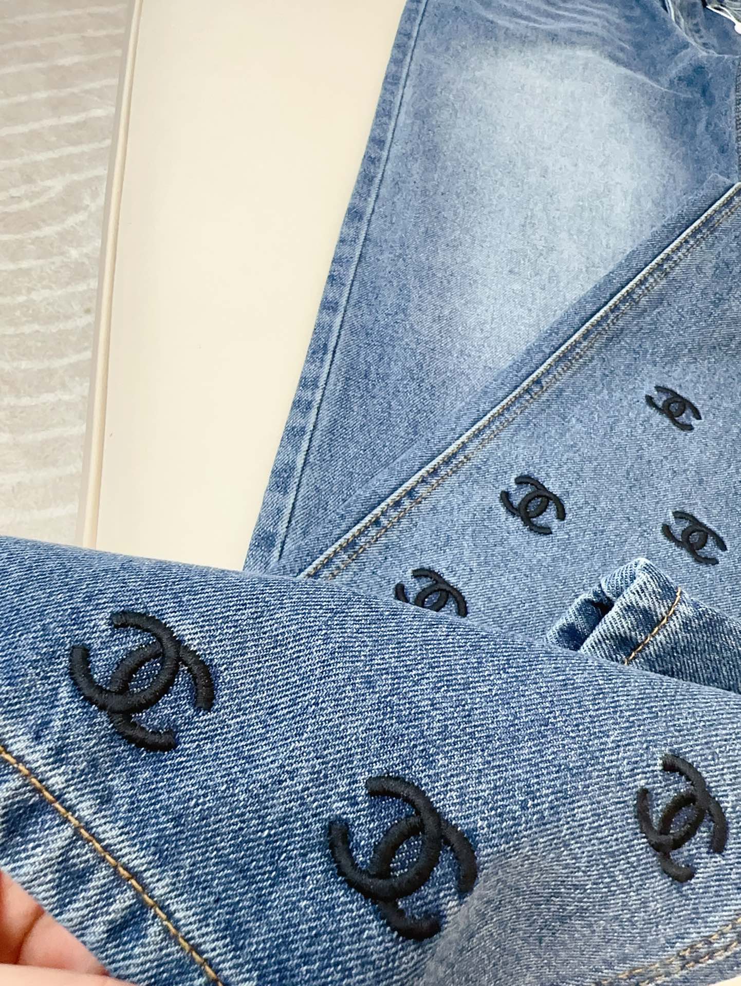 Jean large avec logo brodé dense sur l'ourlet