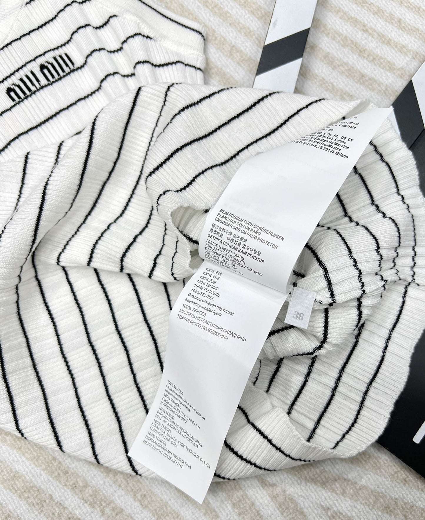Gilet tricoté jacquard à rayures et lettres