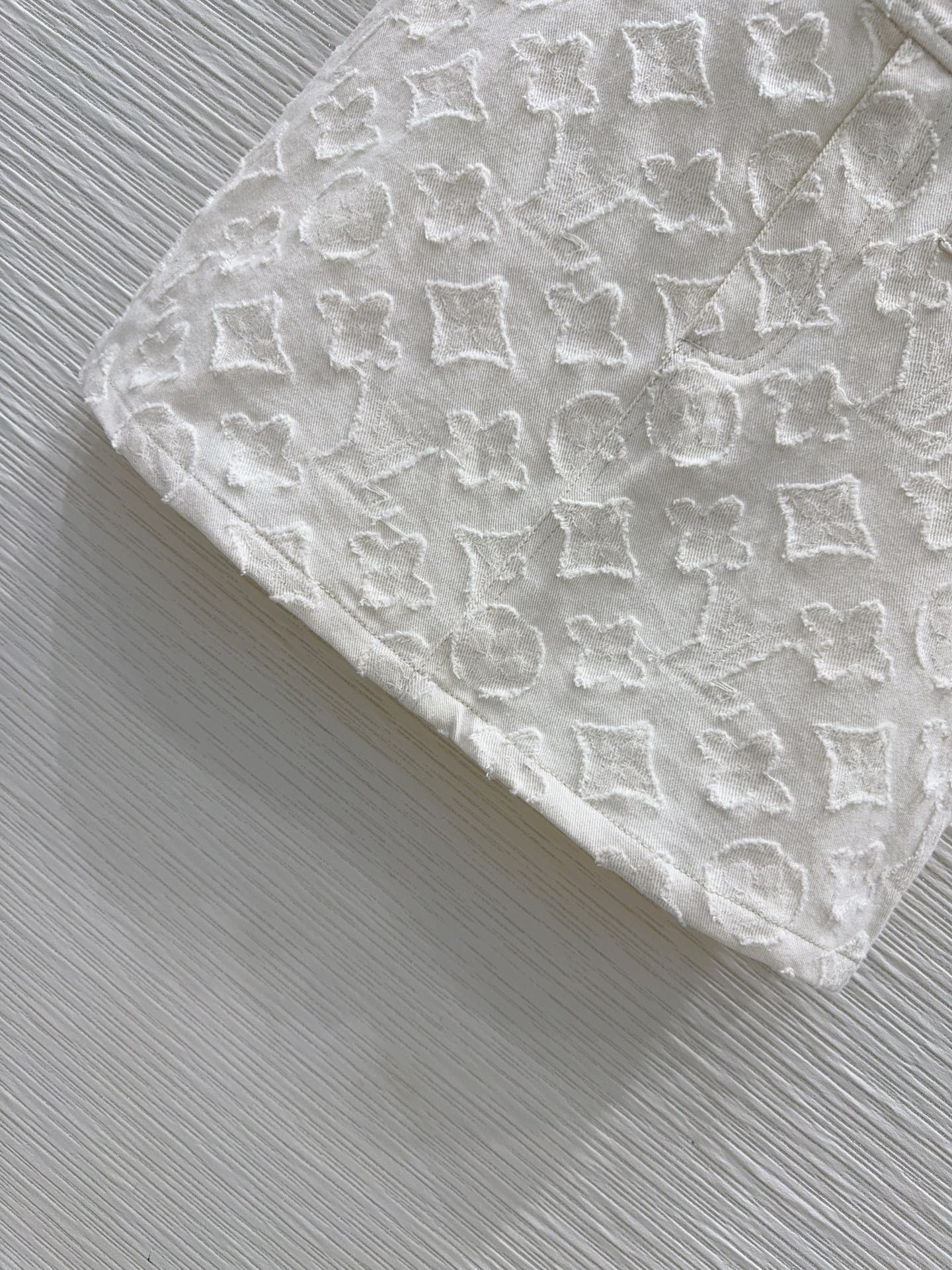 Jupe porte-jarretelles blanche à bords bruts