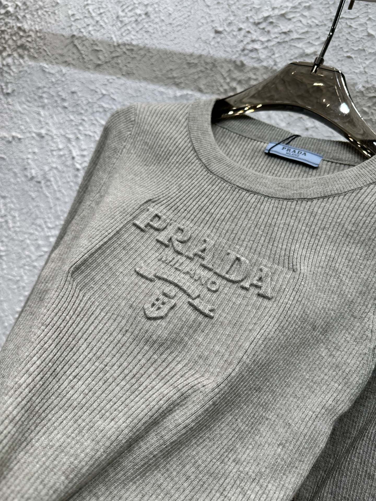 Strick-Langarmshirts mit 3D-Stahldruck