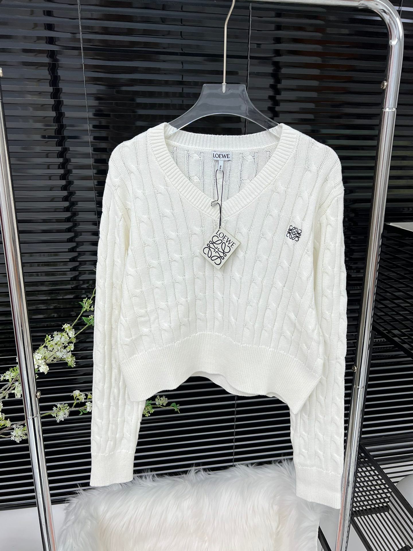 Kurzer Pullover mit verdrehtem V-Ausschnitt und Stickerei