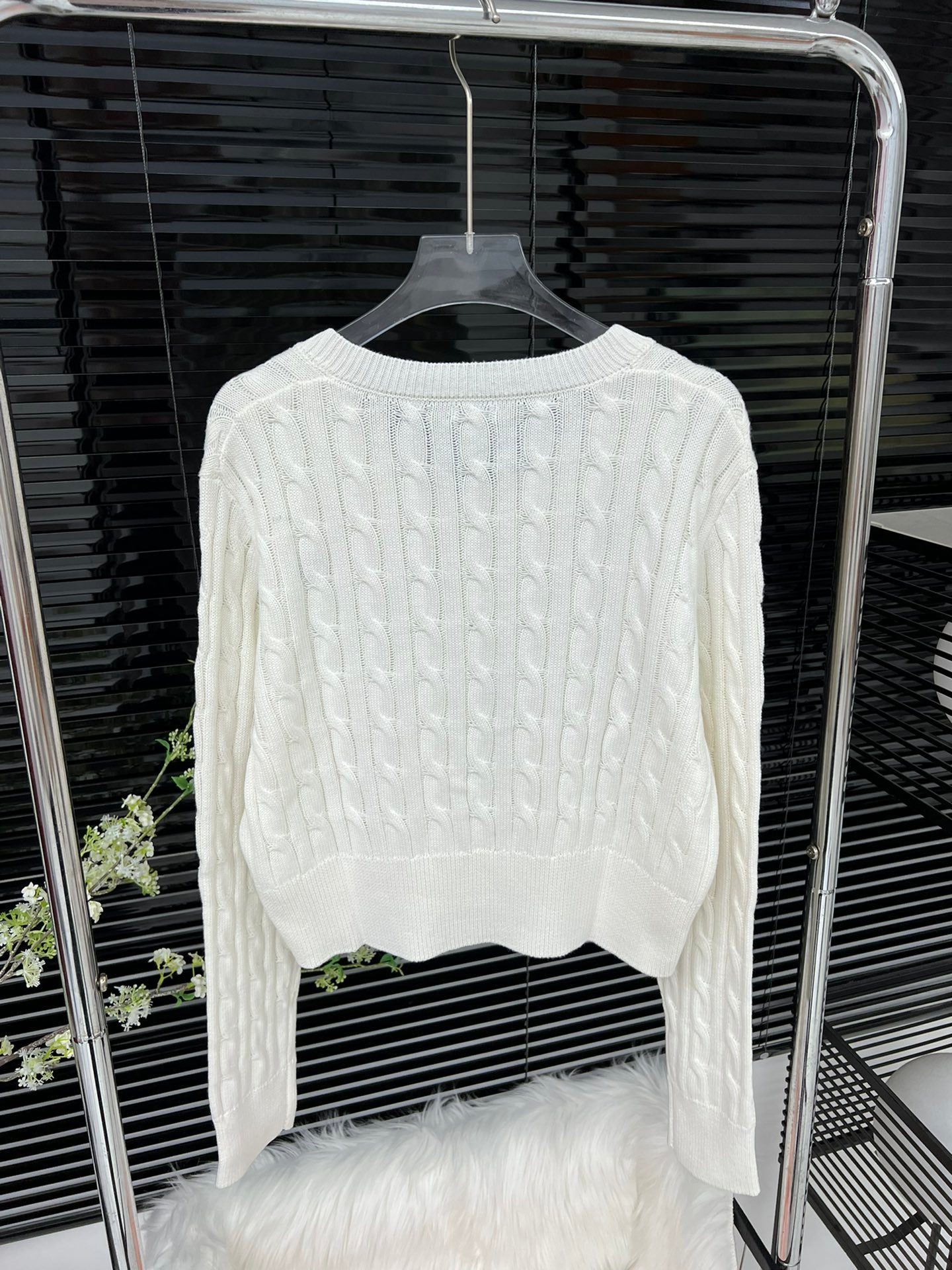 Kurzer Pullover mit verdrehtem V-Ausschnitt und Stickerei