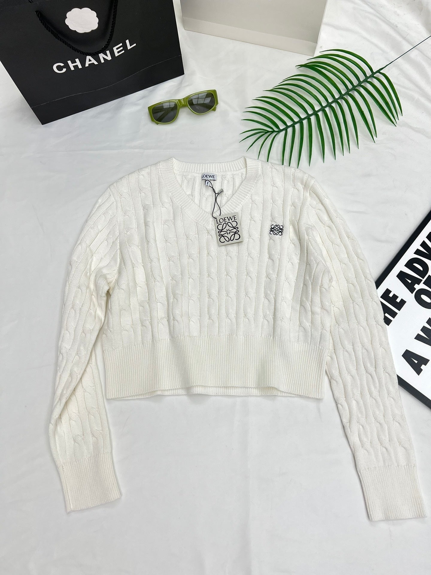 Kurzer Pullover mit verdrehtem V-Ausschnitt und Stickerei