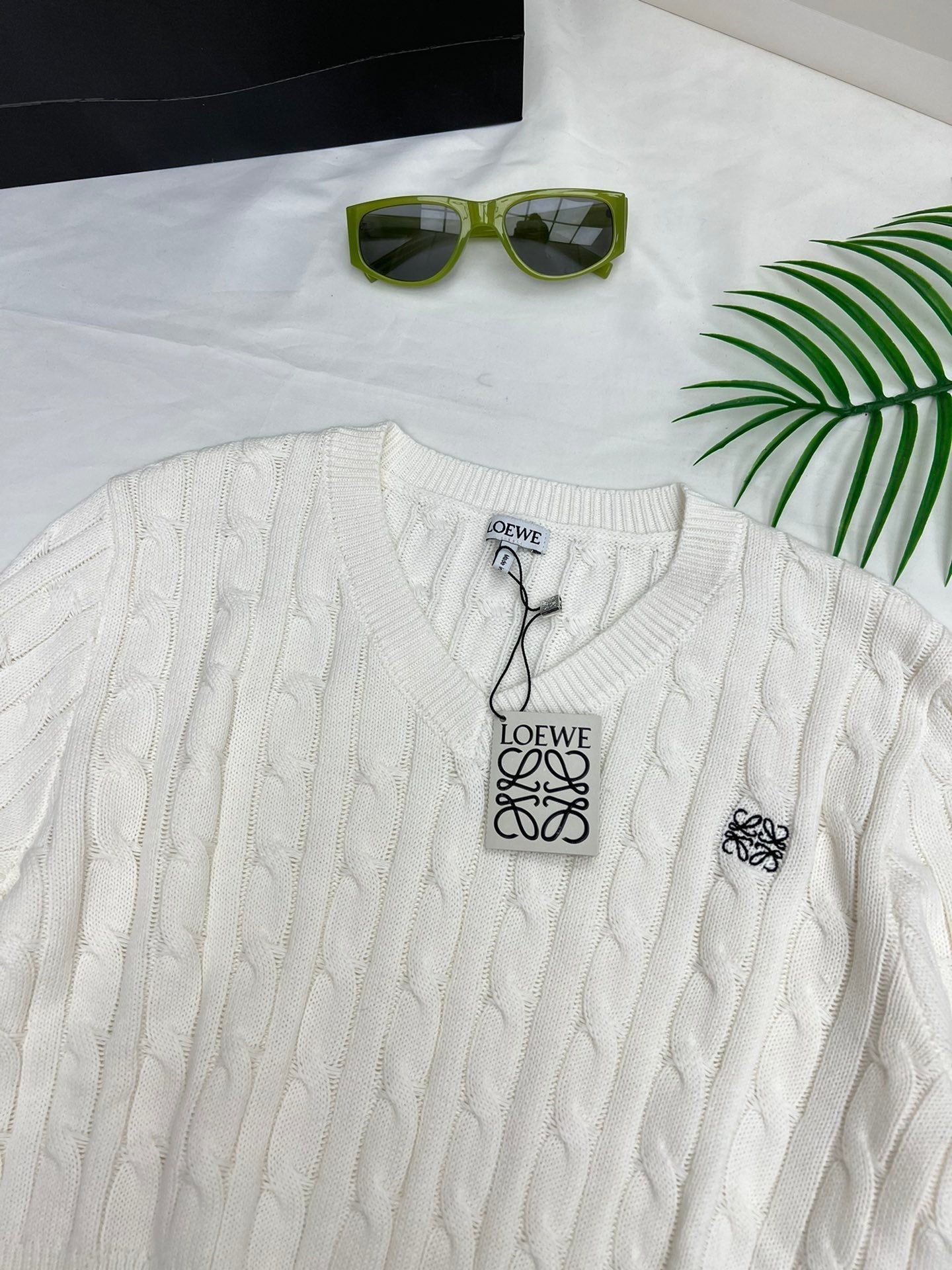Kurzer Pullover mit verdrehtem V-Ausschnitt und Stickerei