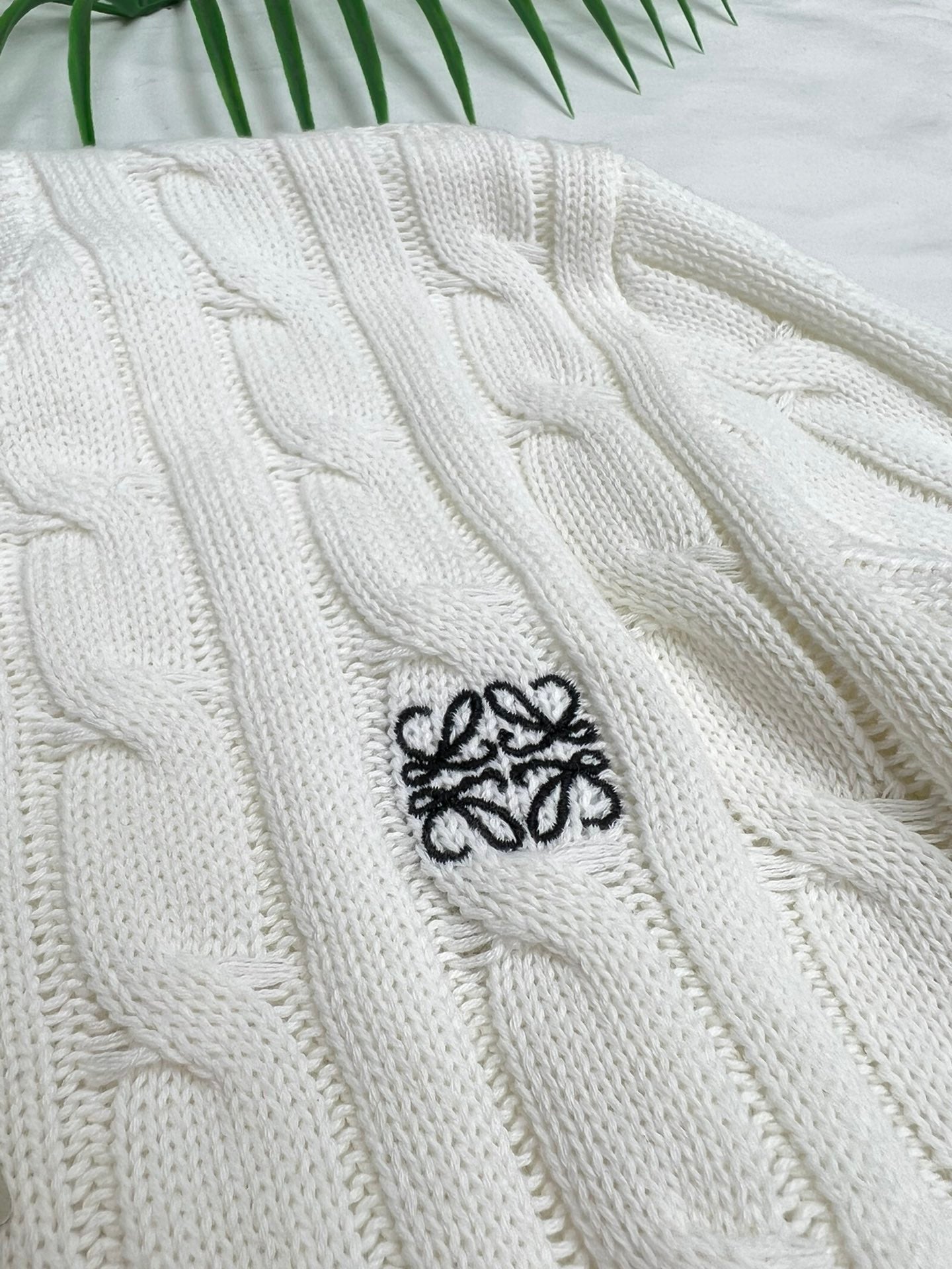 Kurzer Pullover mit verdrehtem V-Ausschnitt und Stickerei