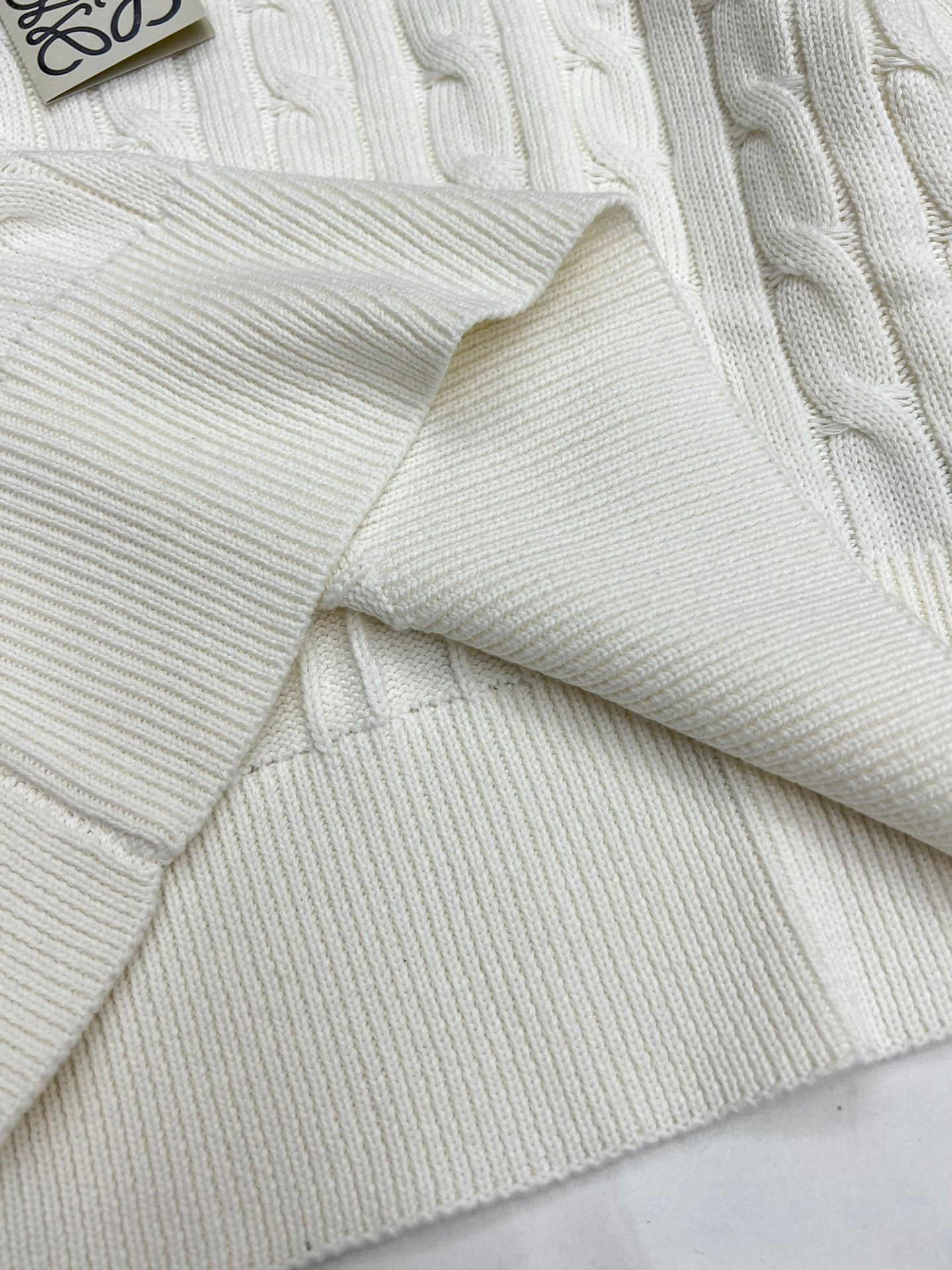 Kurzer Pullover mit verdrehtem V-Ausschnitt und Stickerei