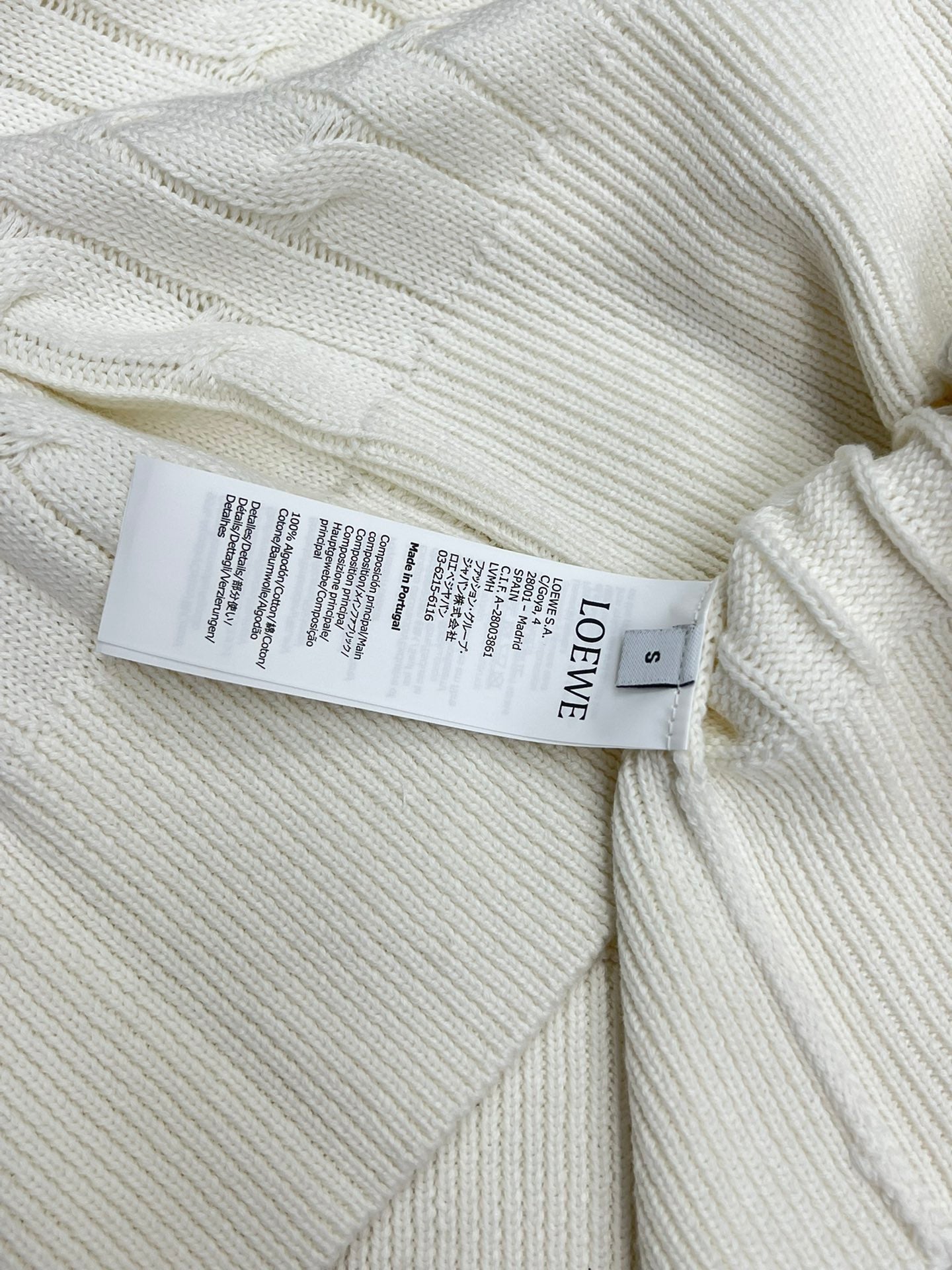 Kurzer Pullover mit verdrehtem V-Ausschnitt und Stickerei
