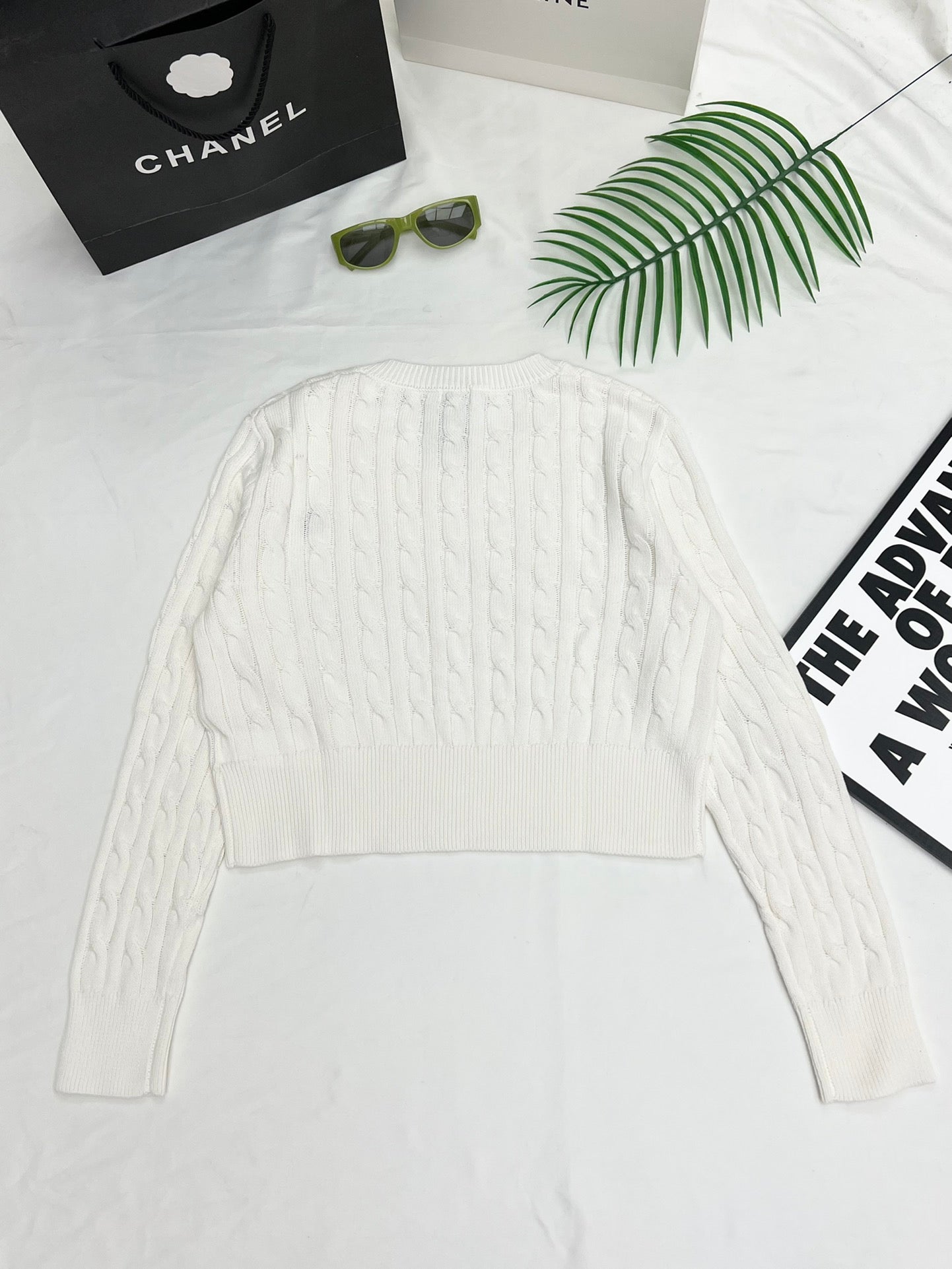 Kurzer Pullover mit verdrehtem V-Ausschnitt und Stickerei
