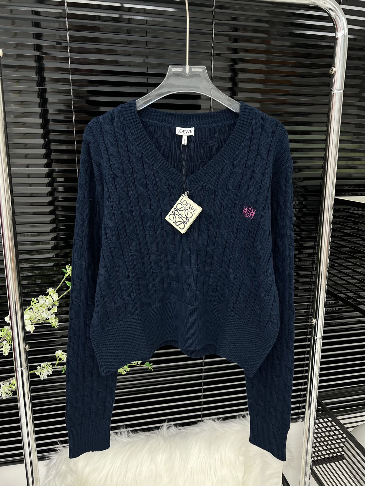 Kurzer Pullover mit verdrehtem V-Ausschnitt und Stickerei