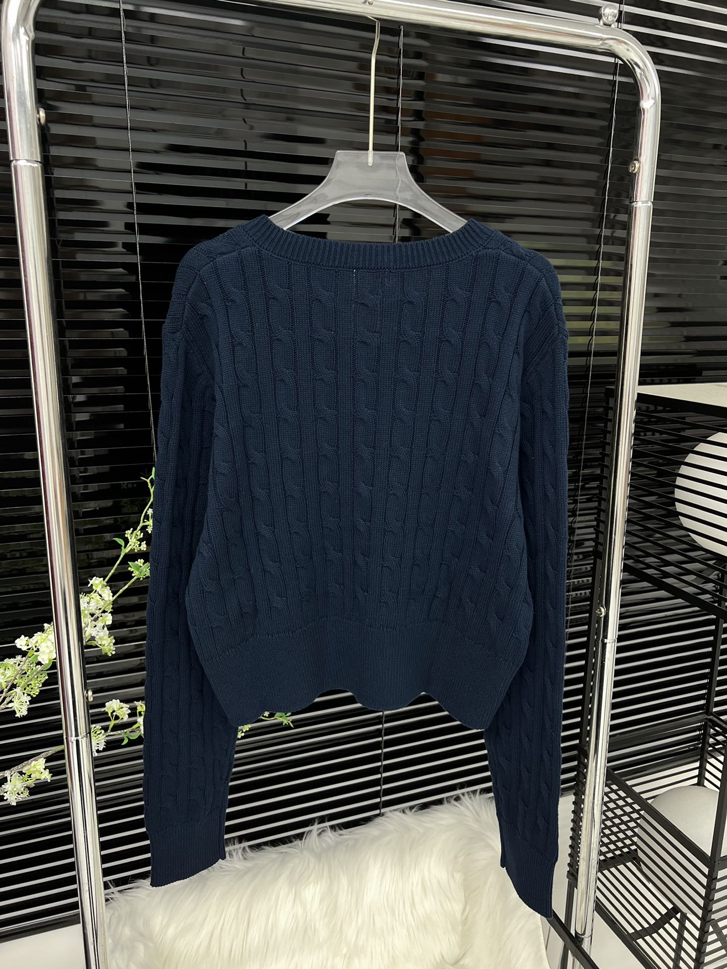 Kurzer Pullover mit verdrehtem V-Ausschnitt und Stickerei