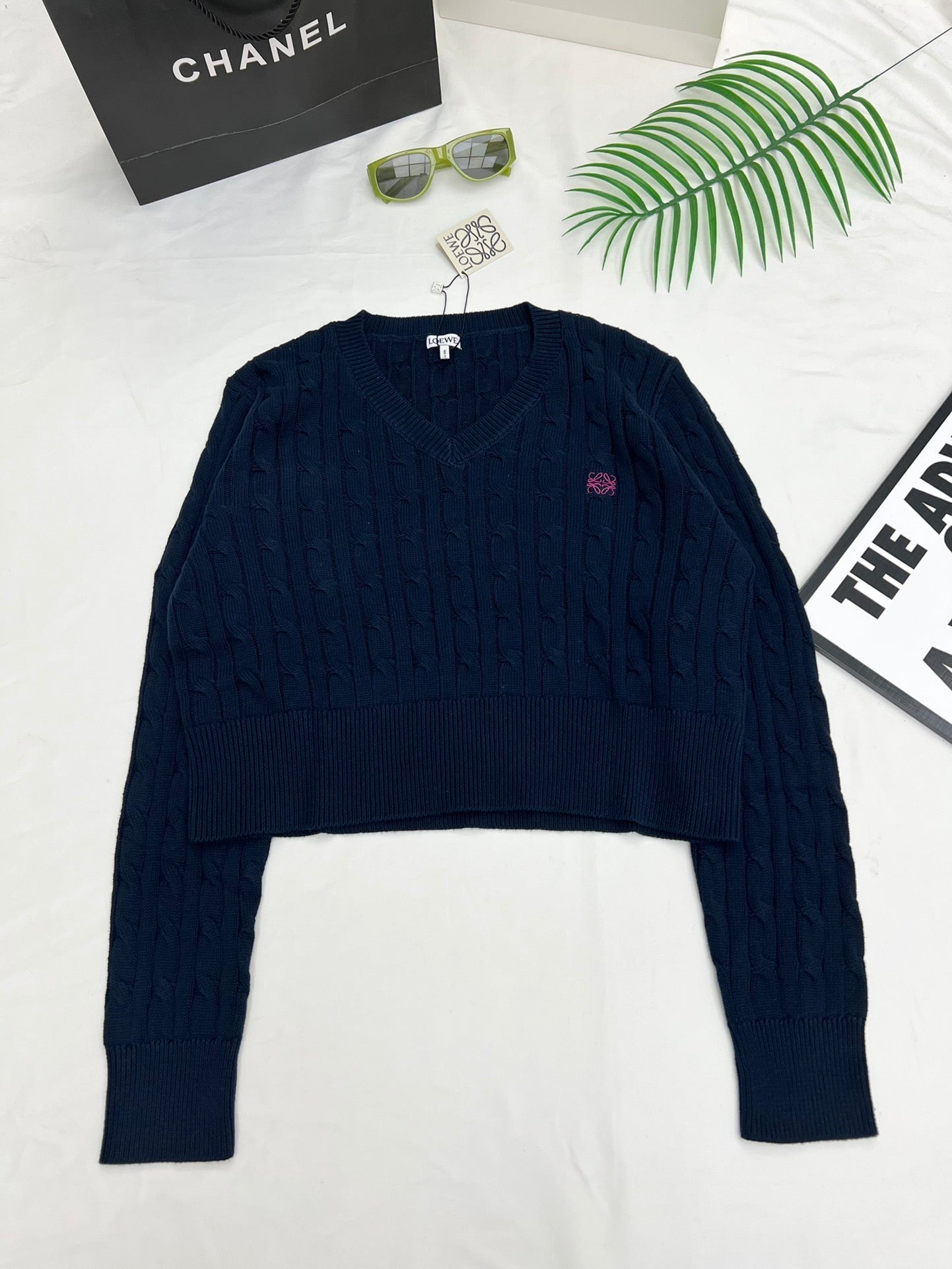 Kurzer Pullover mit verdrehtem V-Ausschnitt und Stickerei