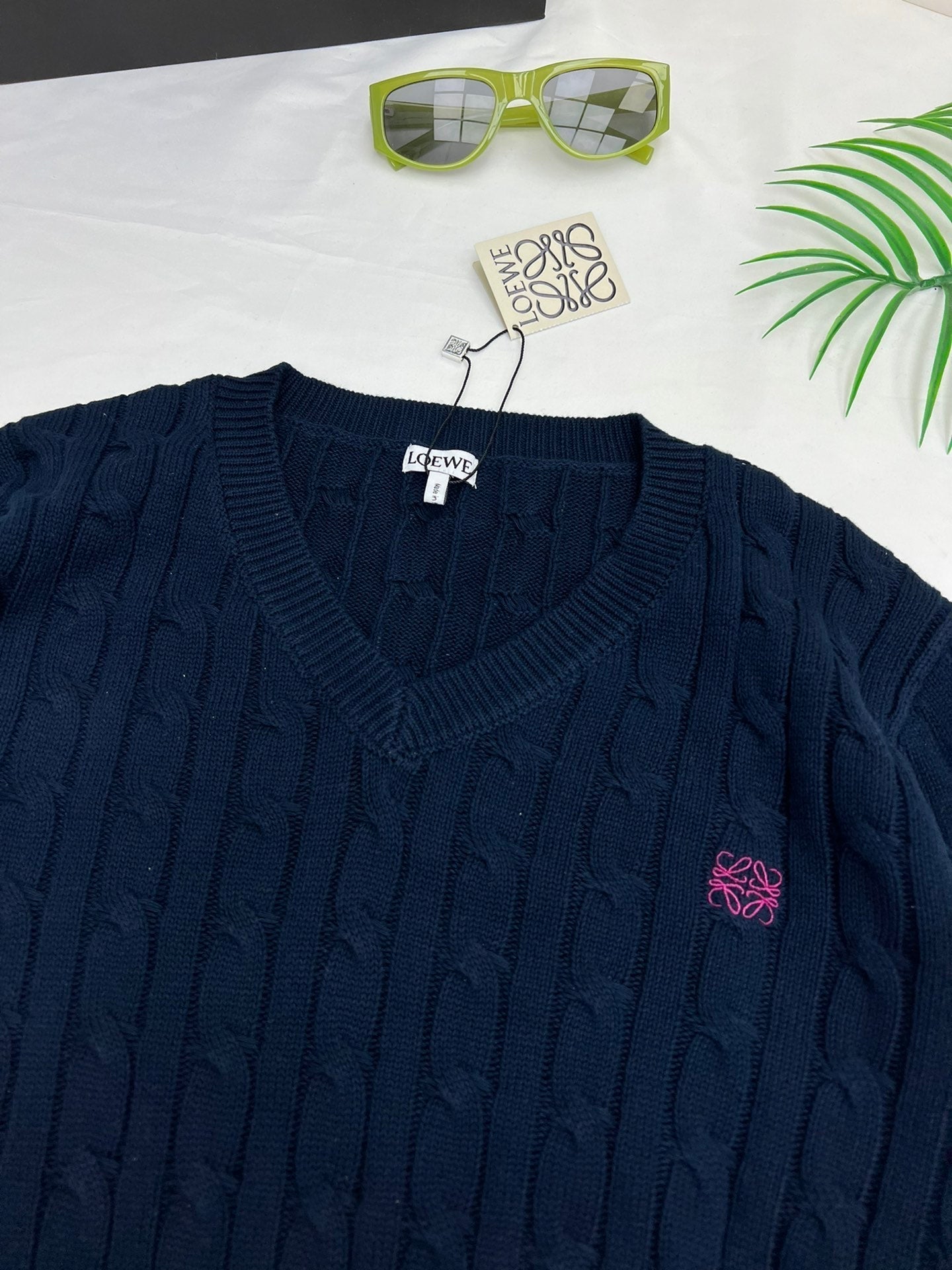 Kurzer Pullover mit verdrehtem V-Ausschnitt und Stickerei