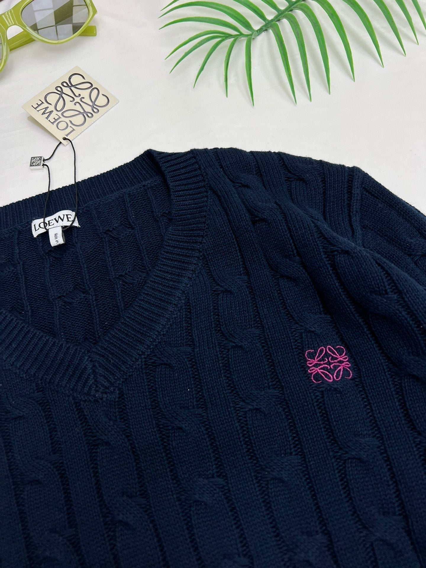 Kurzer Pullover mit verdrehtem V-Ausschnitt und Stickerei