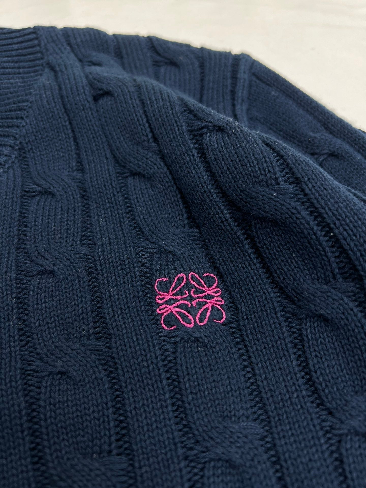 Kurzer Pullover mit verdrehtem V-Ausschnitt und Stickerei