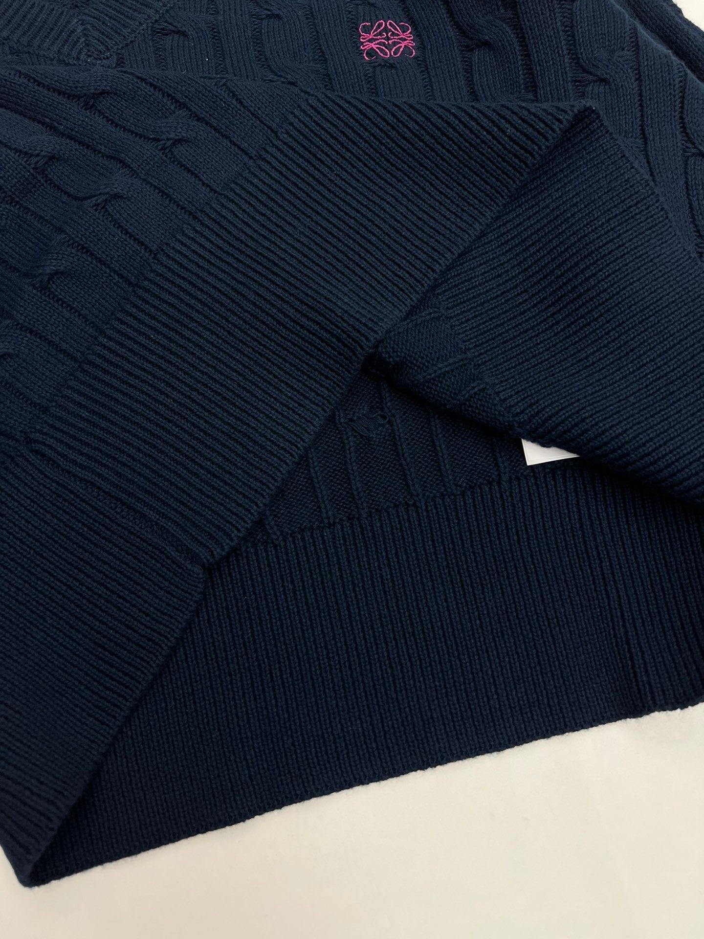 Kurzer Pullover mit verdrehtem V-Ausschnitt und Stickerei
