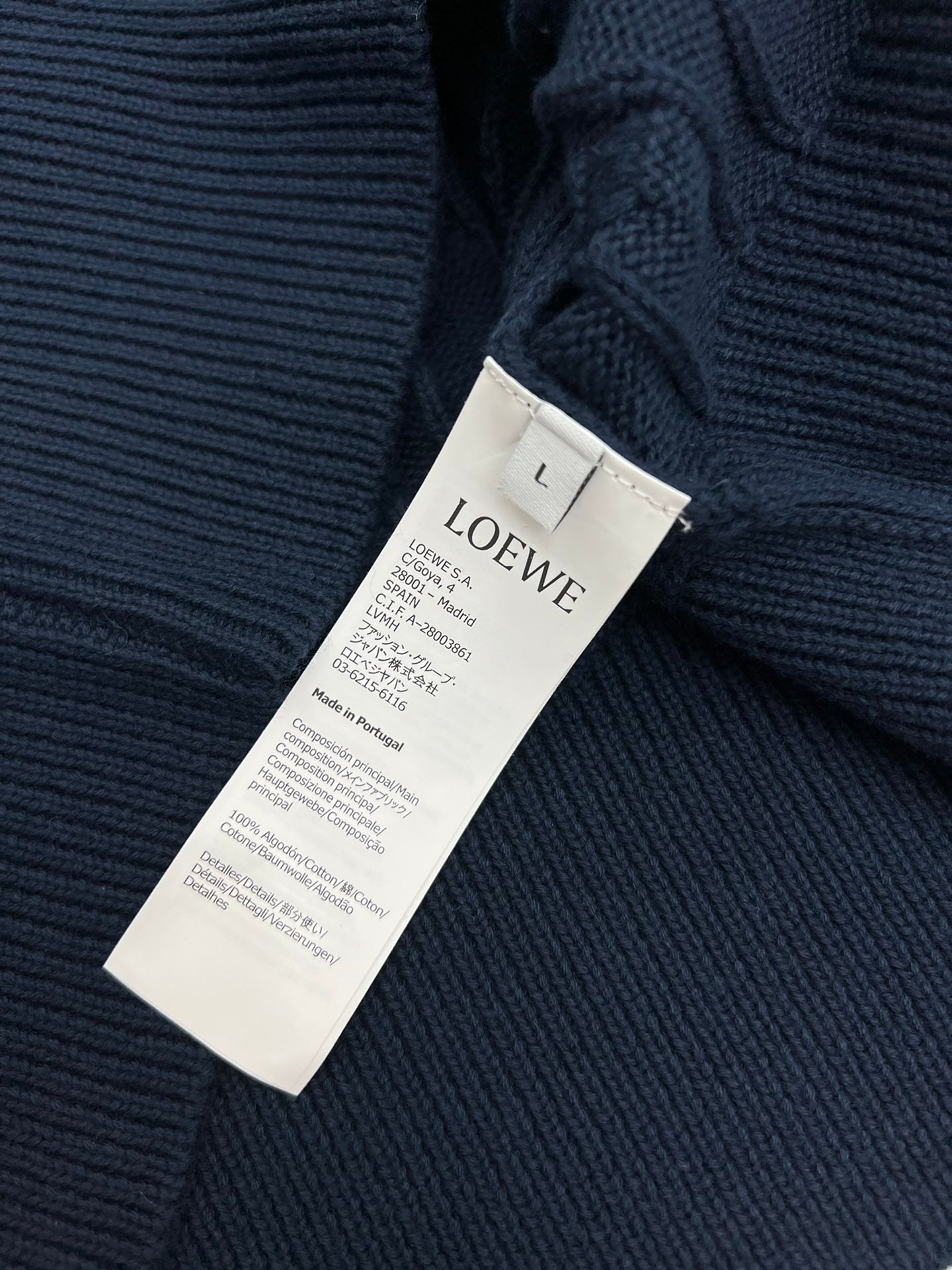 Kurzer Pullover mit verdrehtem V-Ausschnitt und Stickerei