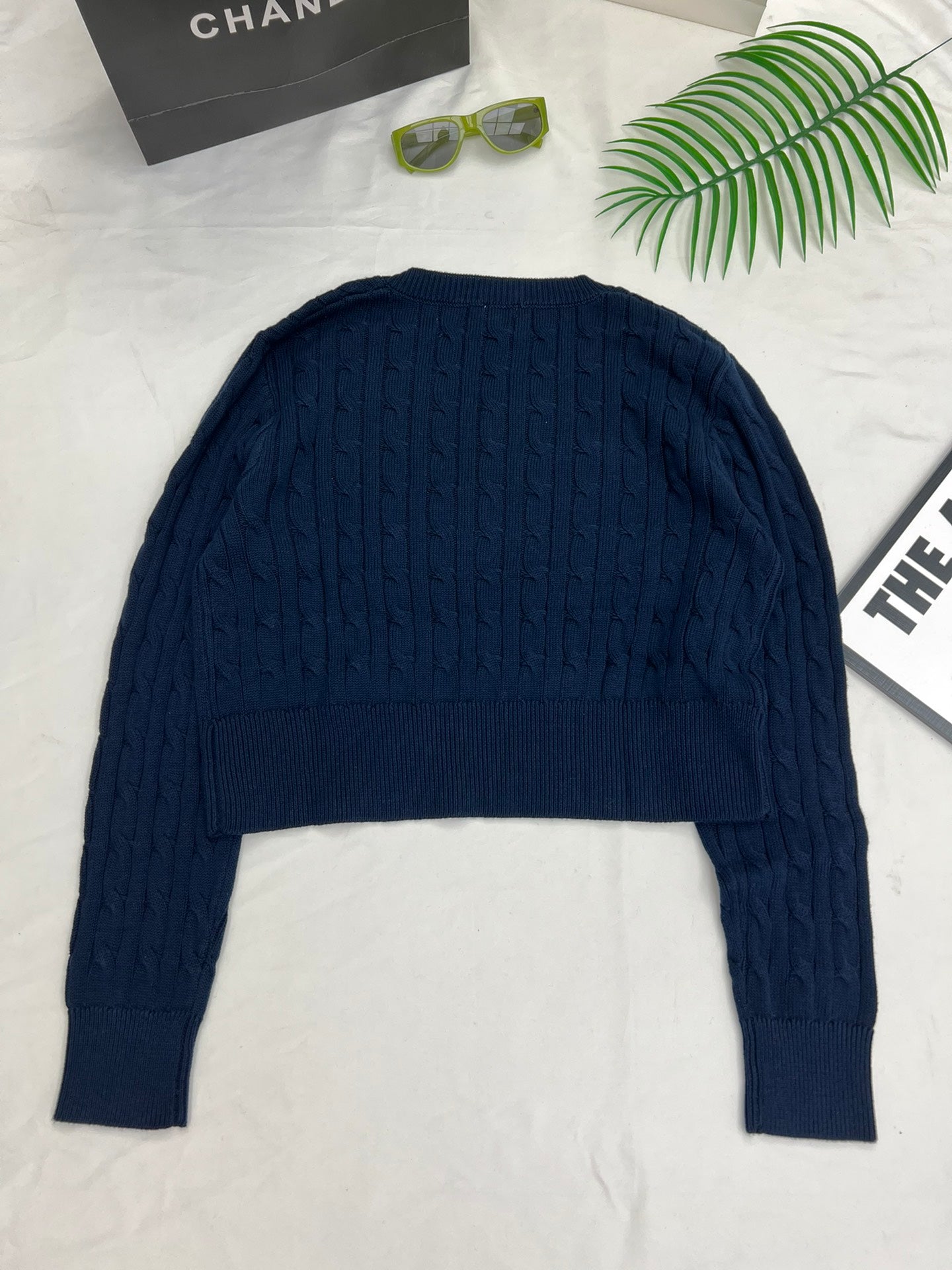 Kurzer Pullover mit verdrehtem V-Ausschnitt und Stickerei
