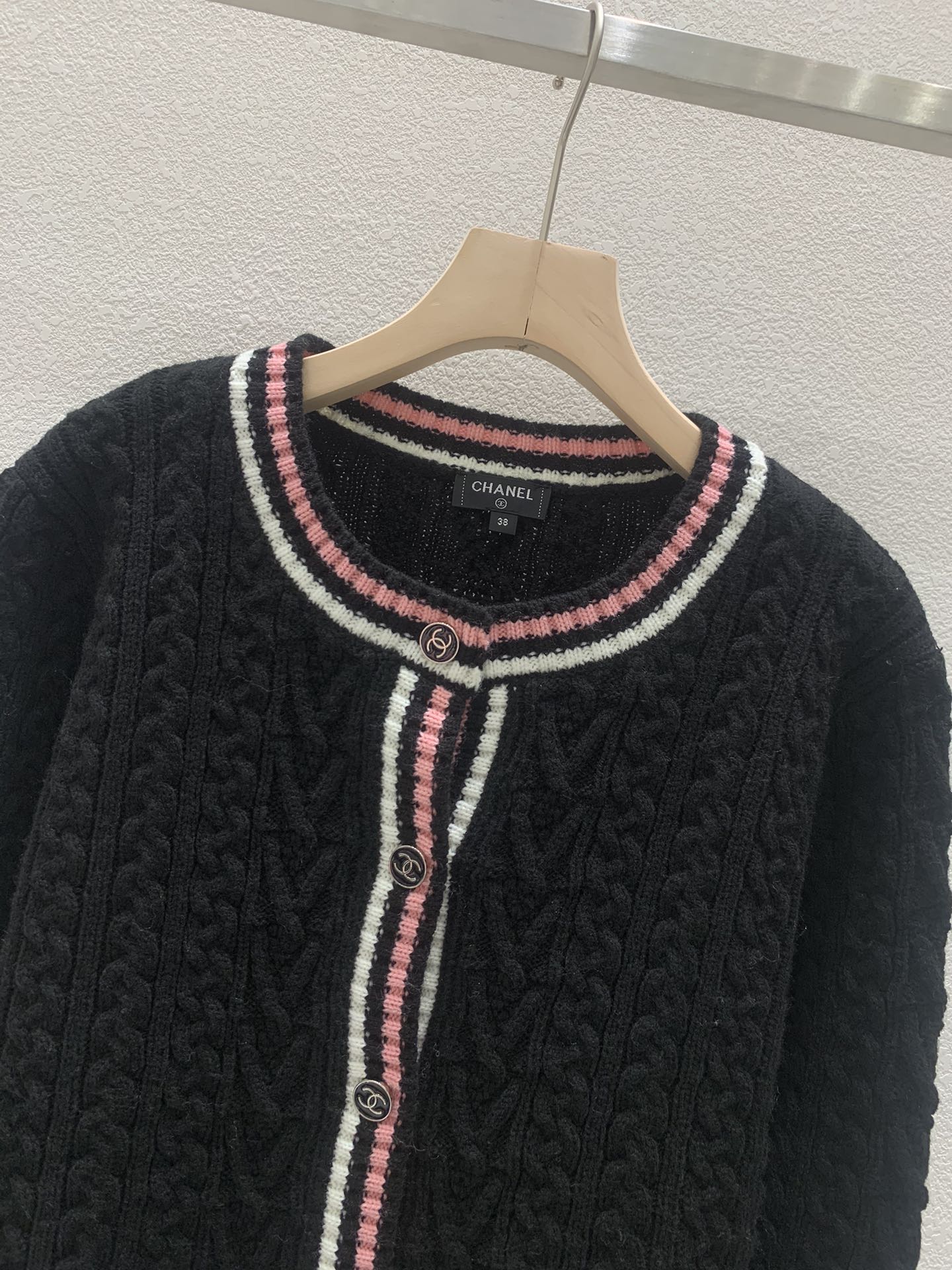 Cardigan ras du cou tressé