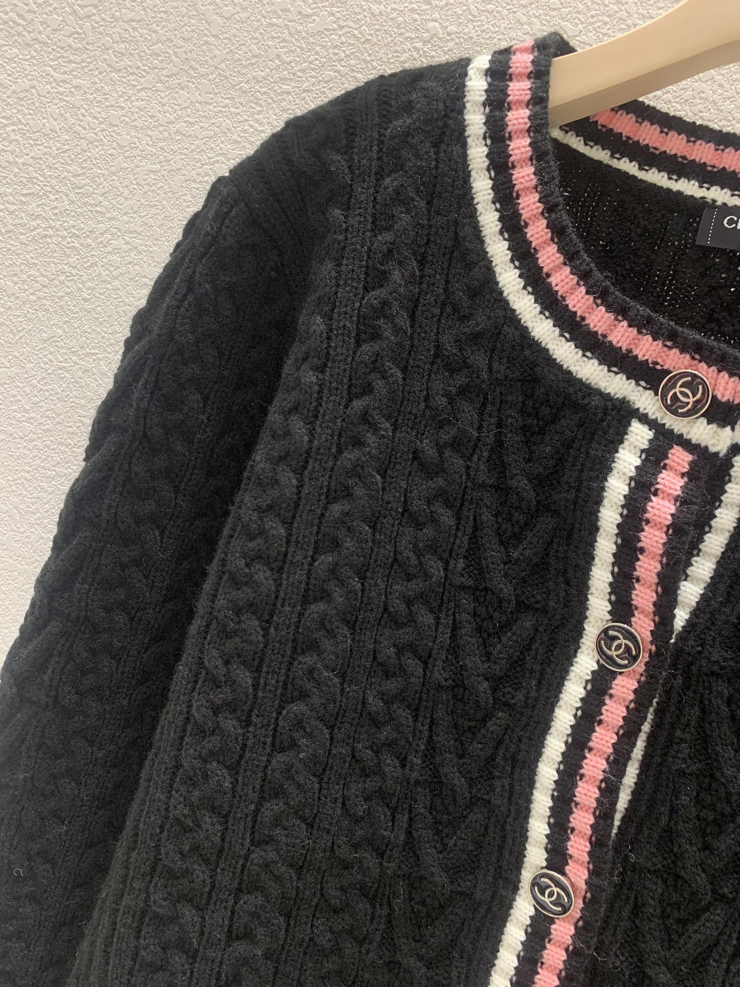 Cardigan ras du cou tressé