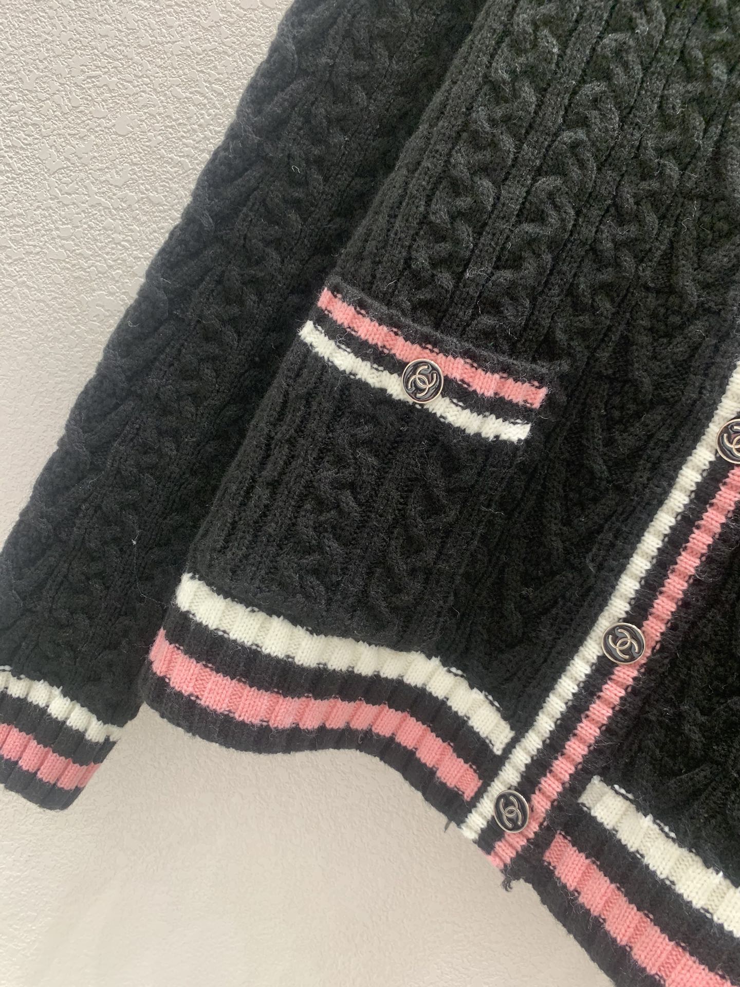 Cardigan ras du cou tressé