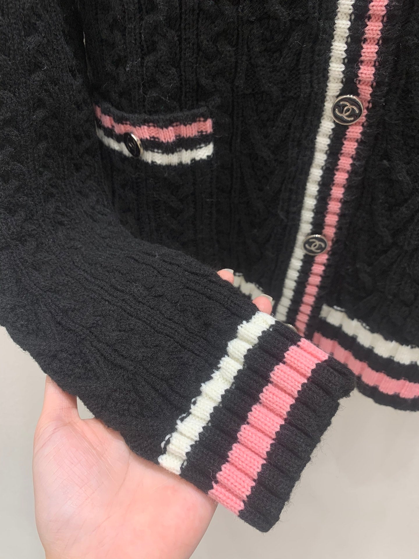 Cardigan ras du cou tressé