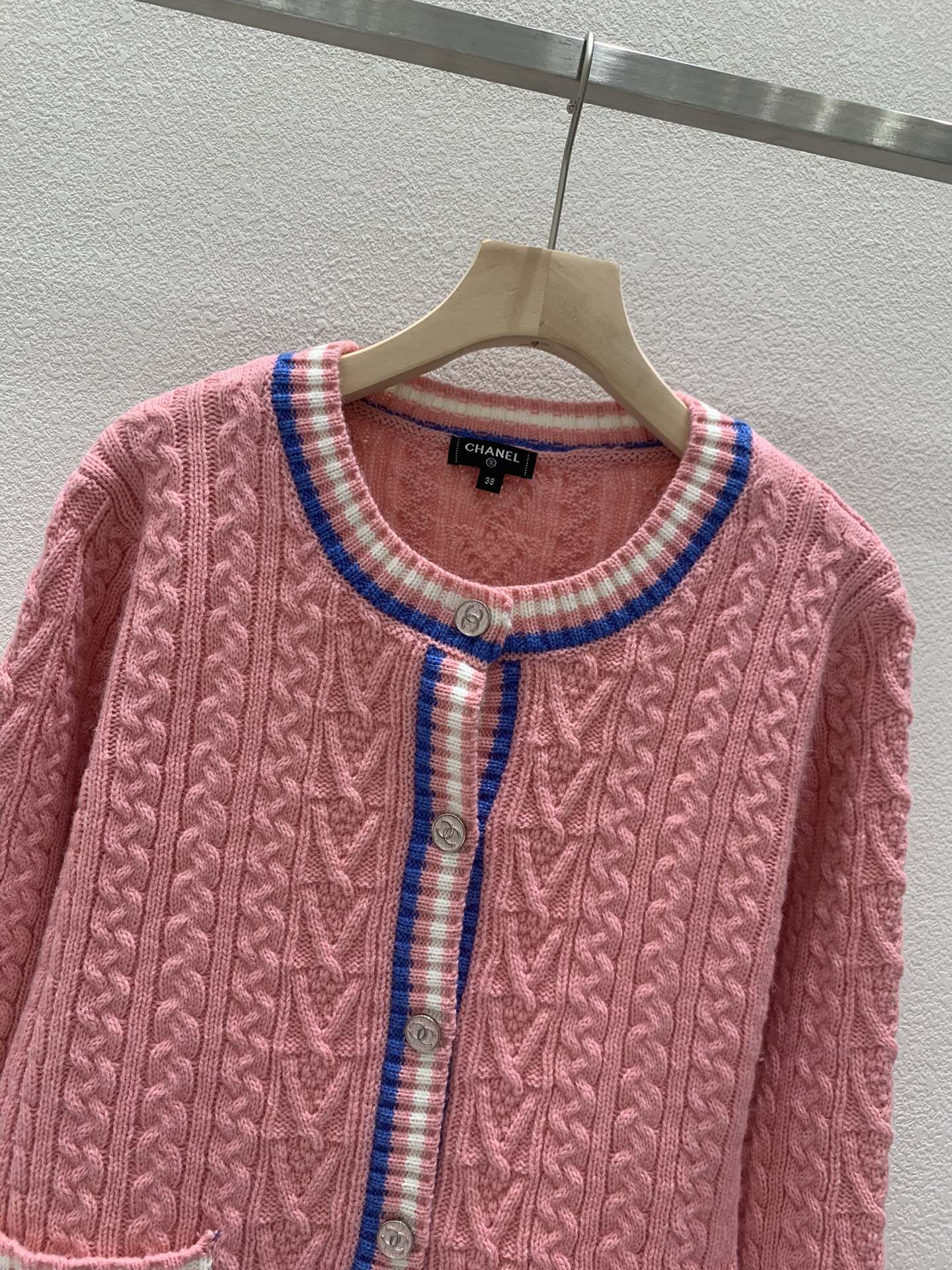 Cardigan ras du cou tressé