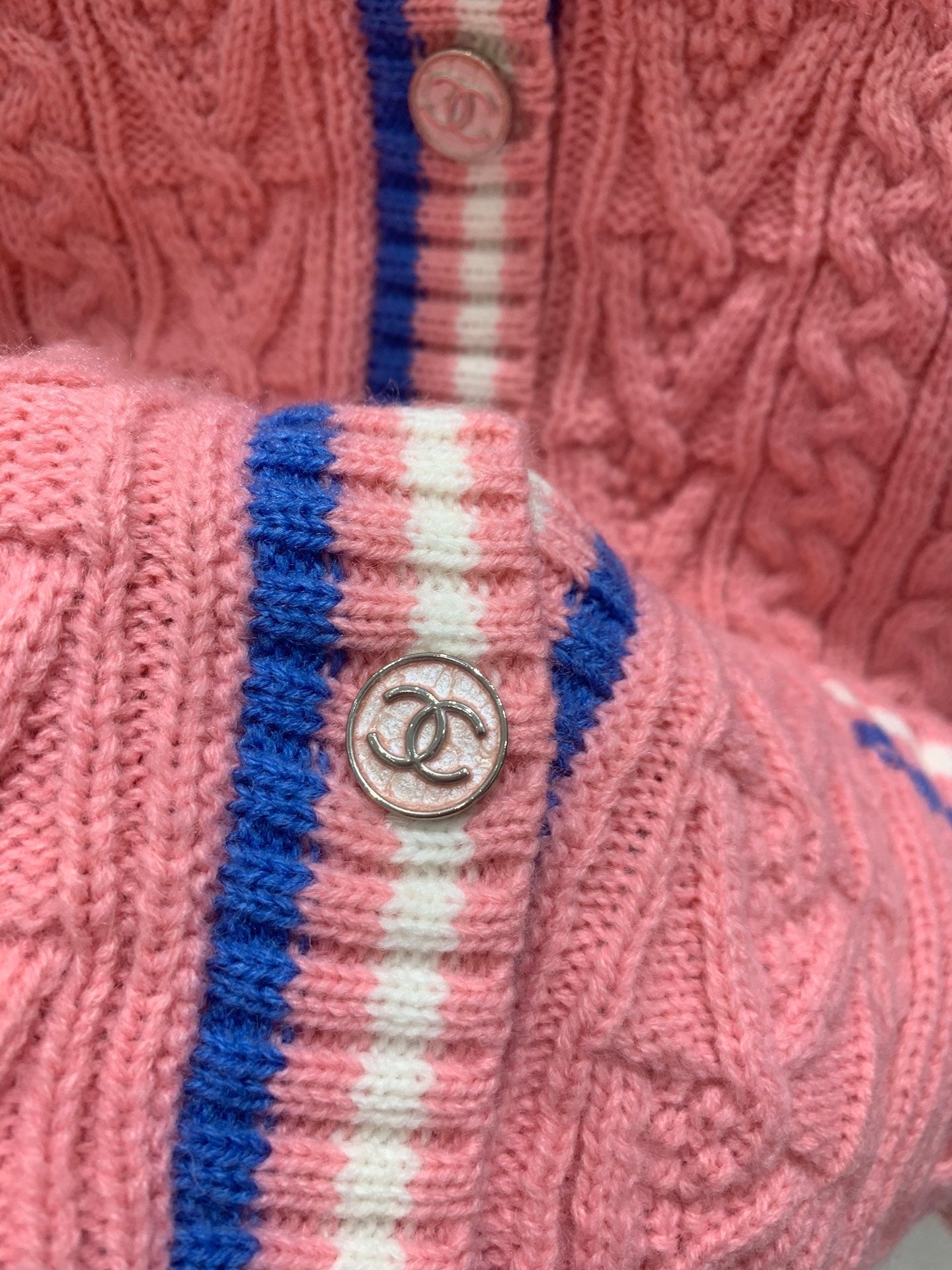Cardigan ras du cou tressé