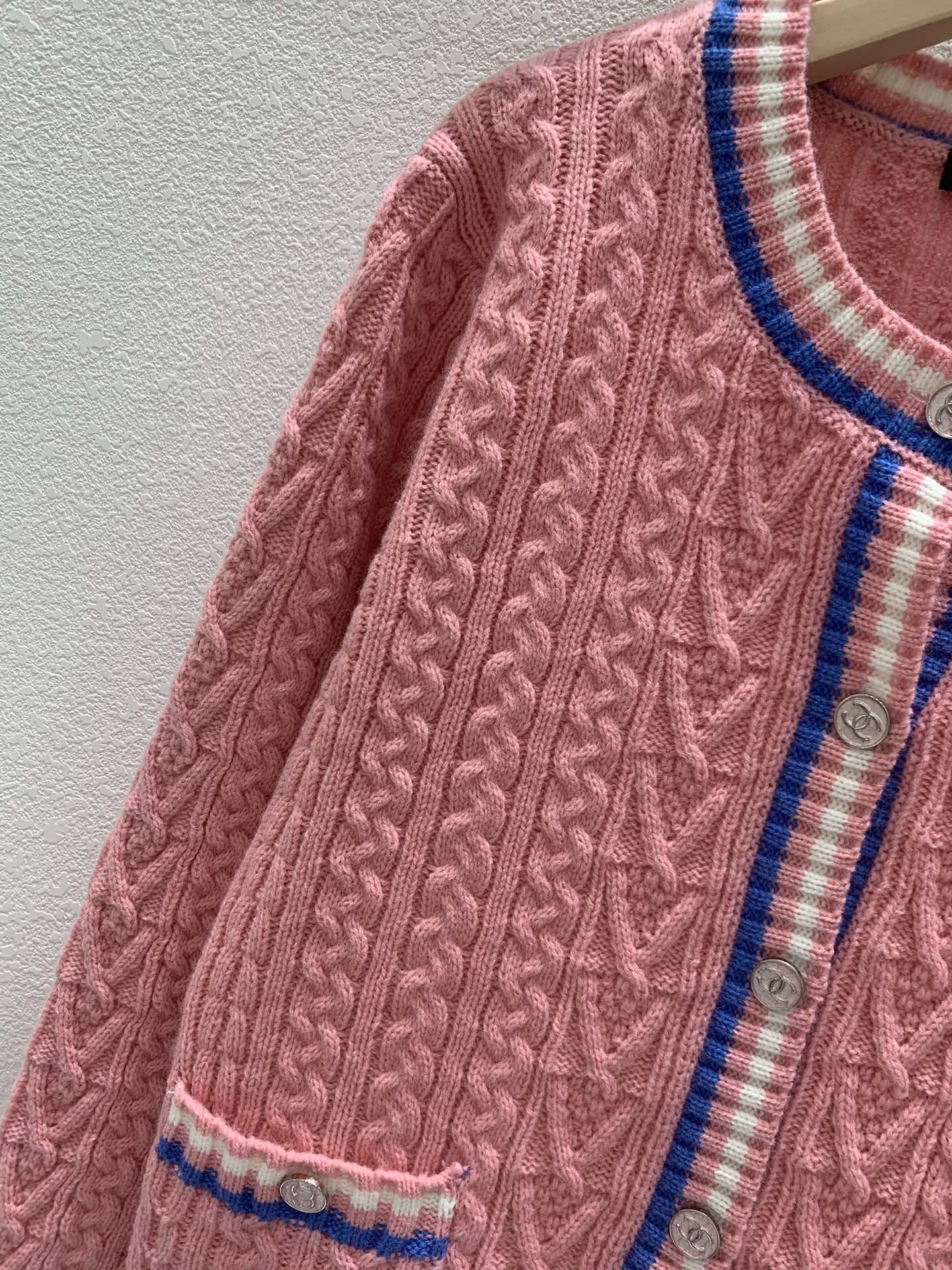 Cardigan ras du cou tressé