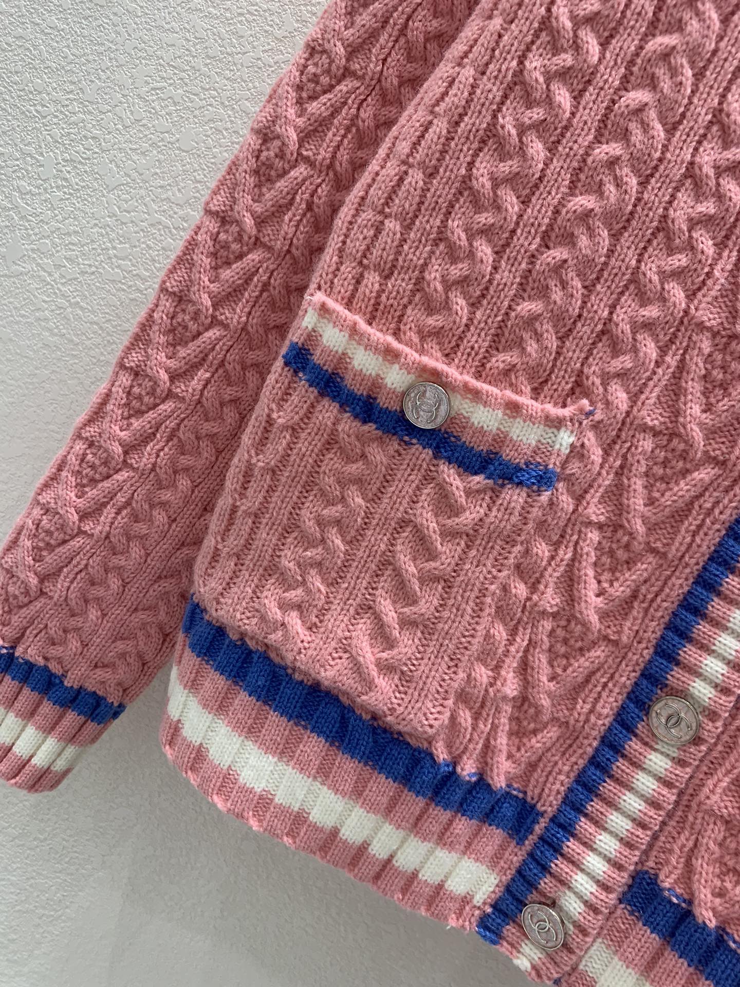 Cardigan ras du cou tressé