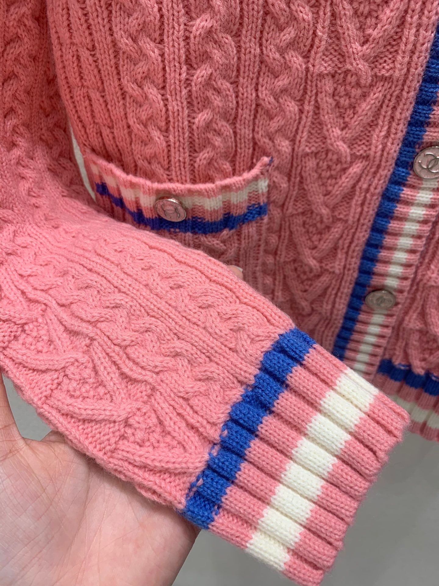 Cardigan ras du cou tressé