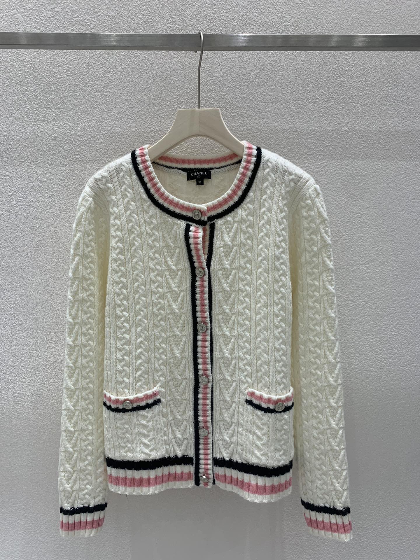 Cardigan ras du cou tressé