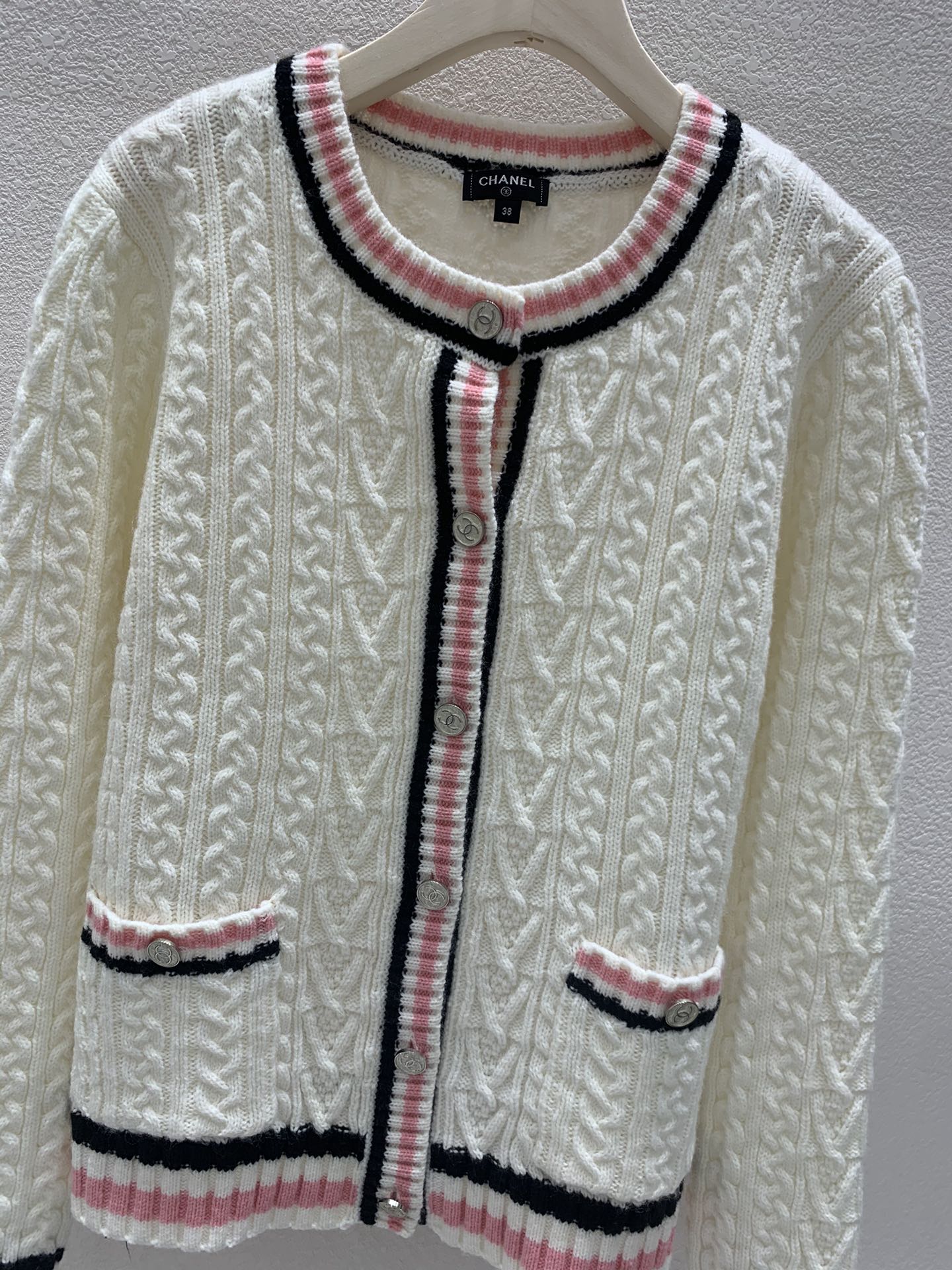 Cardigan ras du cou tressé