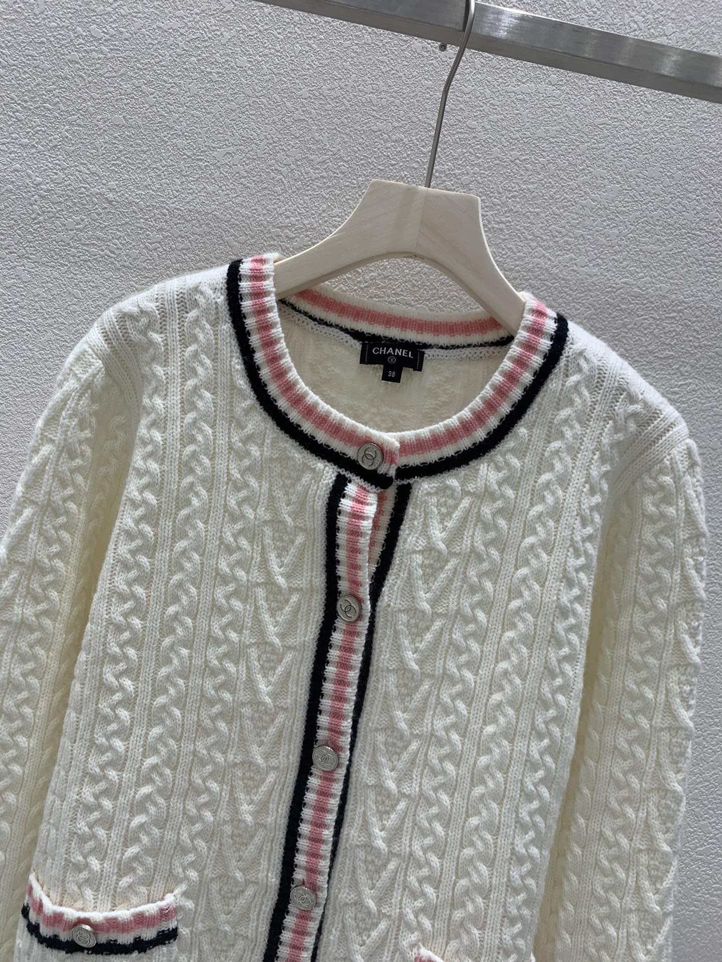 Cardigan ras du cou tressé