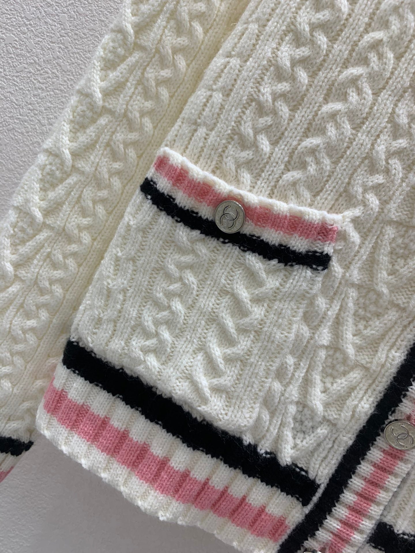 Cardigan ras du cou tressé