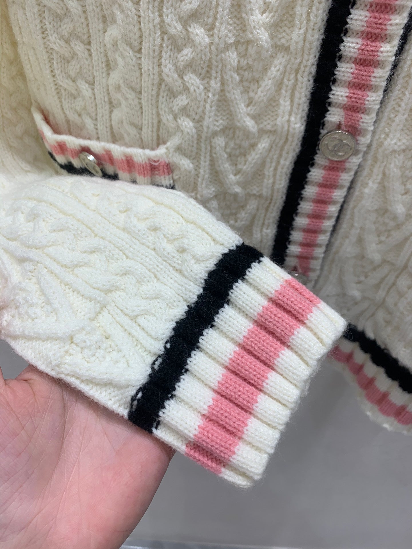 Cardigan ras du cou tressé