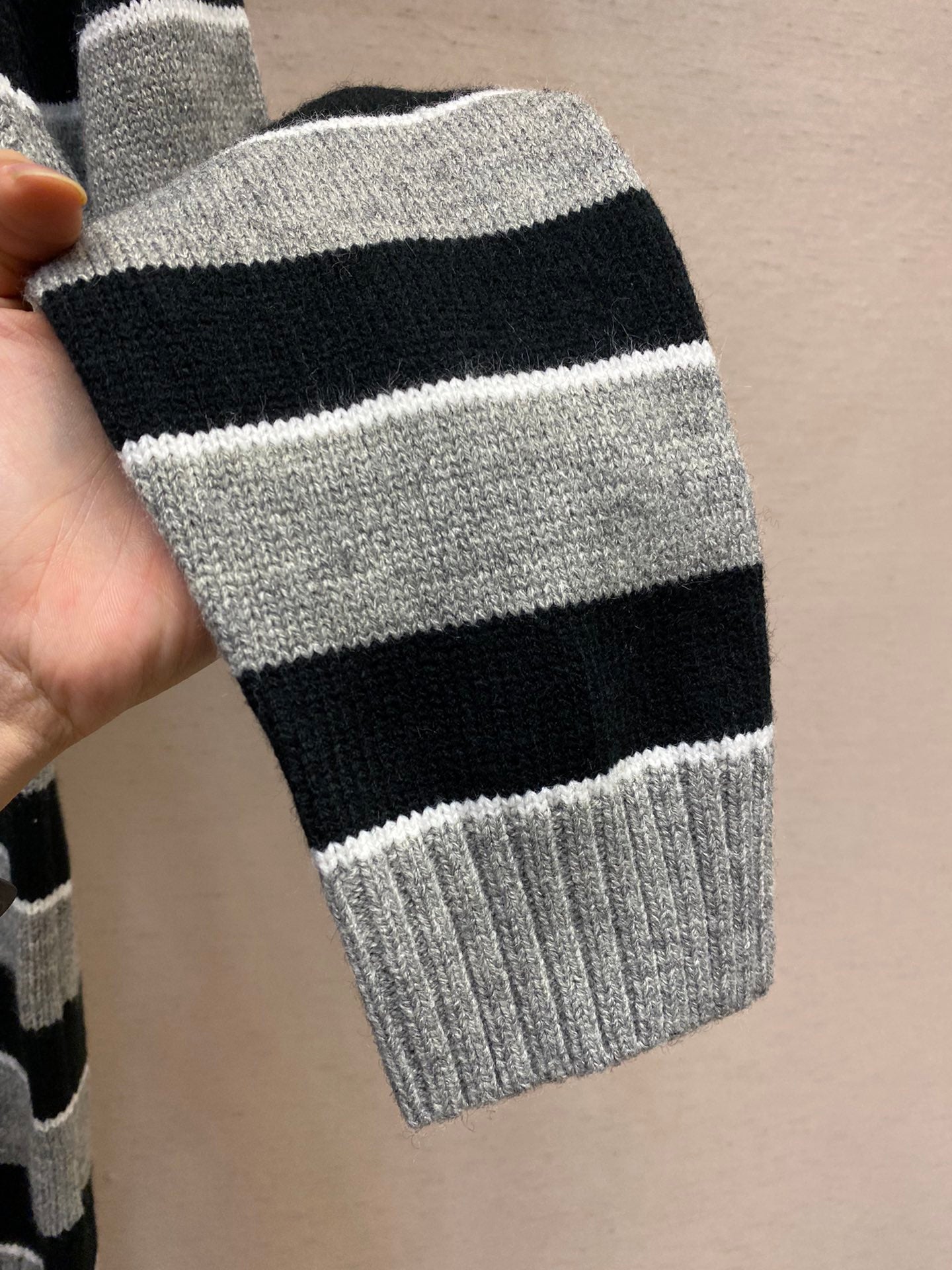 Gestreifter Wollpullover
