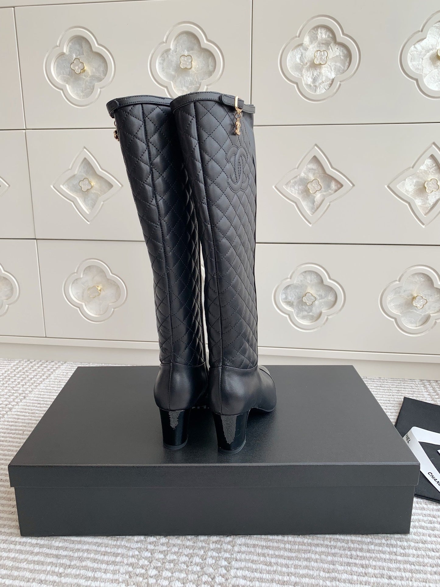 Bottes longues à talon épais et bout pointu en diamant brodé électrique