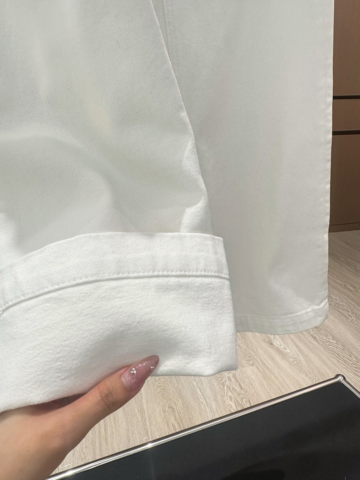 Jean d'hiver à jambes larges et taille haute avec broderie décorative à boutons épais