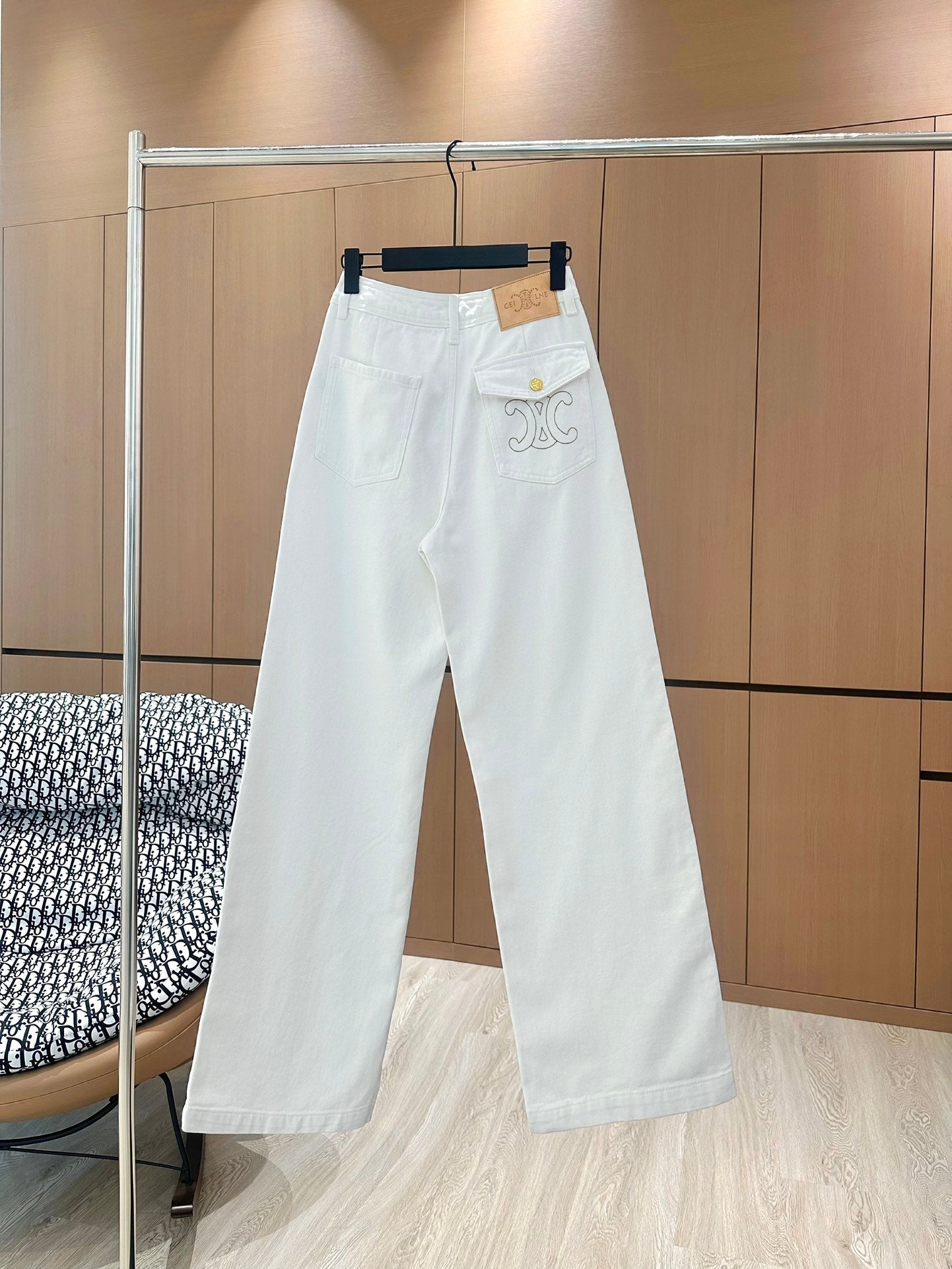 Jean d'hiver à jambes larges et taille haute avec broderie décorative à boutons épais