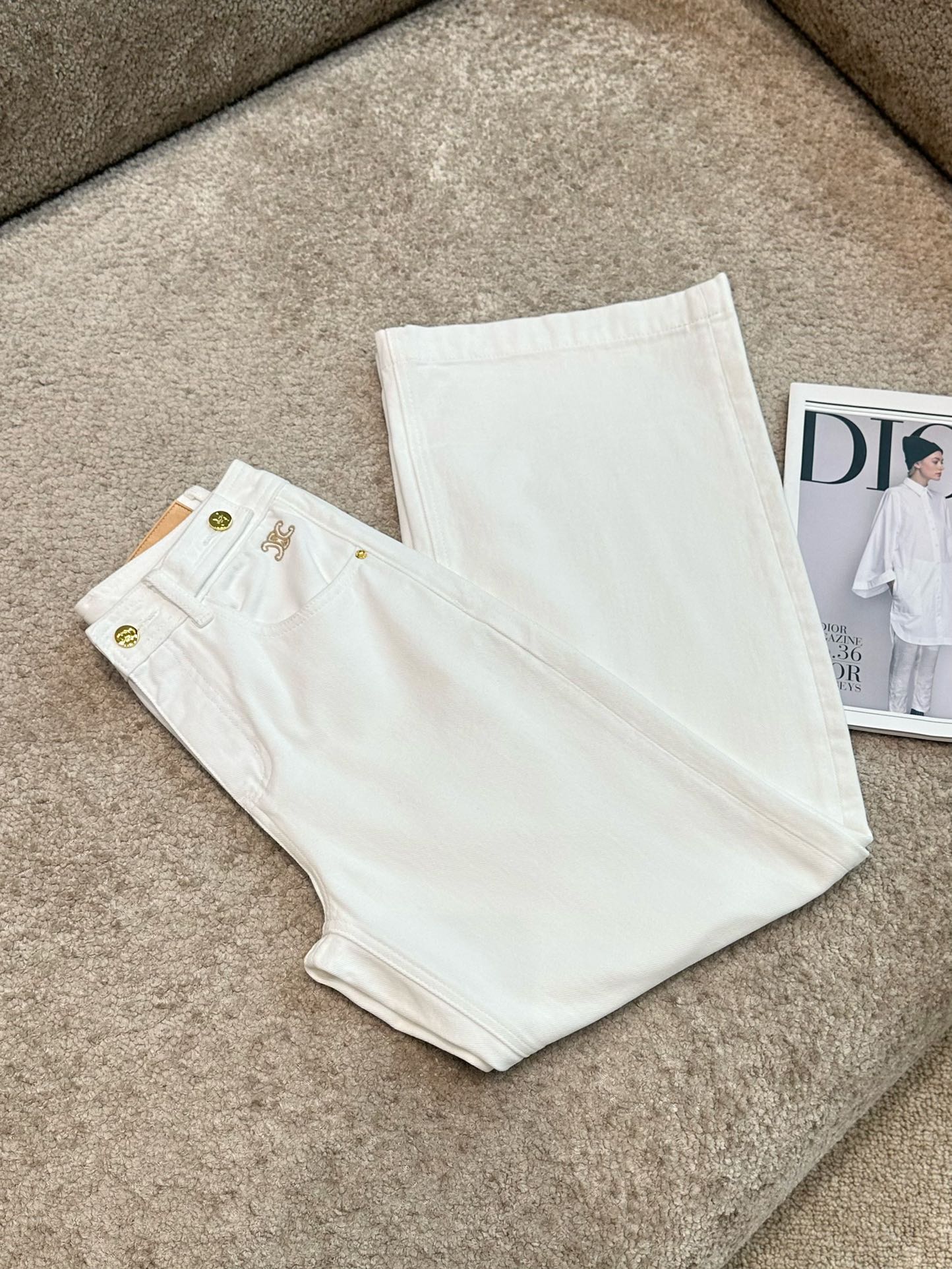 Jean d'hiver à jambes larges et taille haute avec broderie décorative à boutons épais