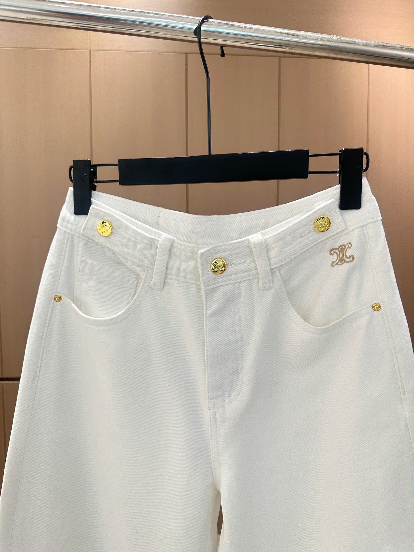 Jean d'hiver à jambes larges et taille haute avec broderie décorative à boutons épais