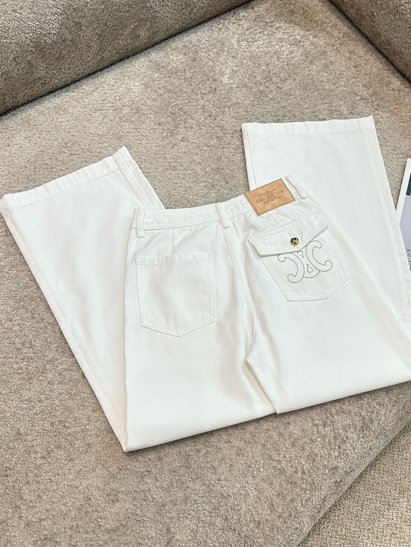 Jean d'hiver à jambes larges et taille haute avec broderie décorative à boutons épais